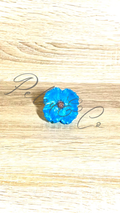 Fleur de pavot en résine époxy bleue avec cœur bronze foncé - décoration artisanale Pelou&Co 