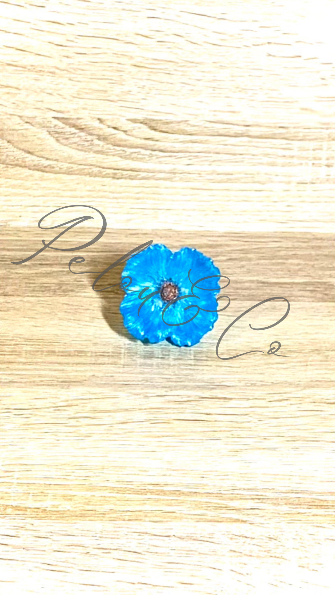 Fleur de pavot en résine époxy bleue avec cœur bronze foncé - décoration artisanale Pelou&Co 
