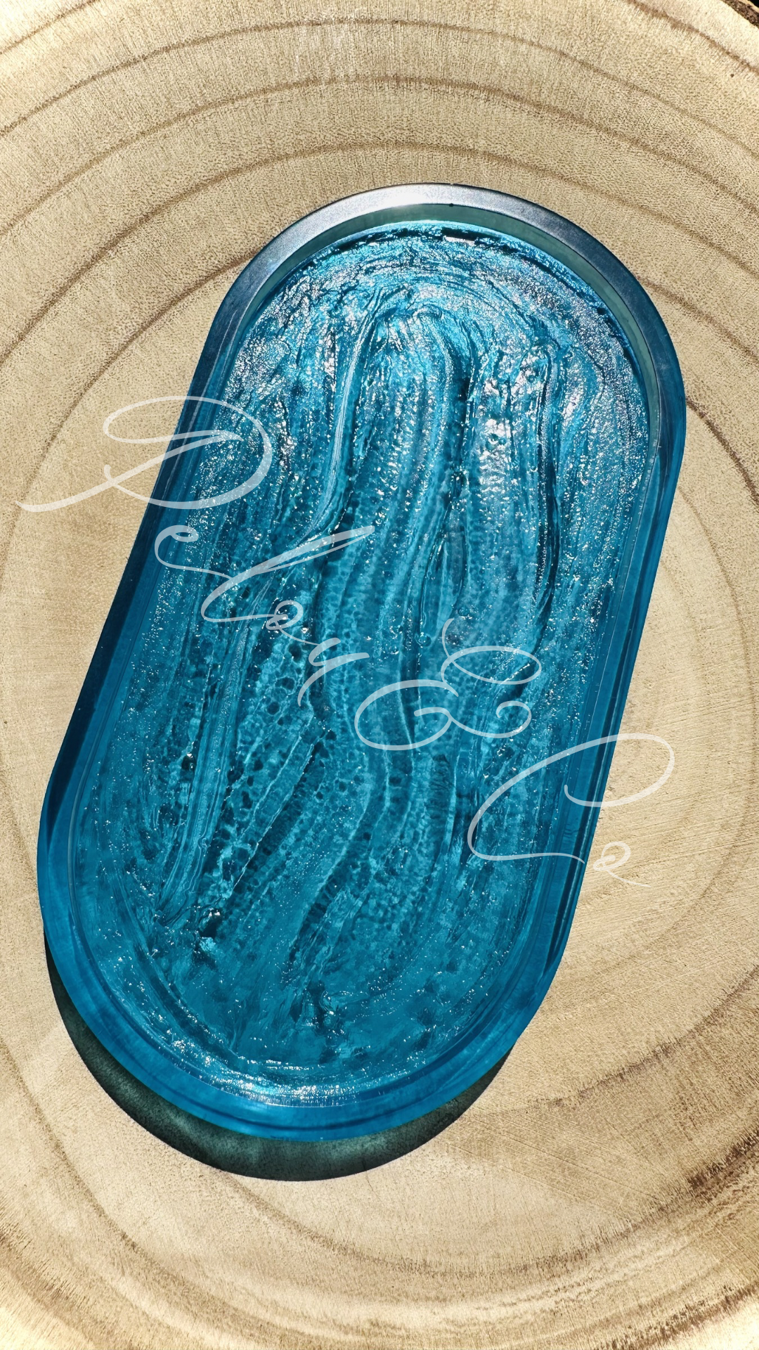 Petit plateau en résine époxy effet eau en mouvement bleu artisanal