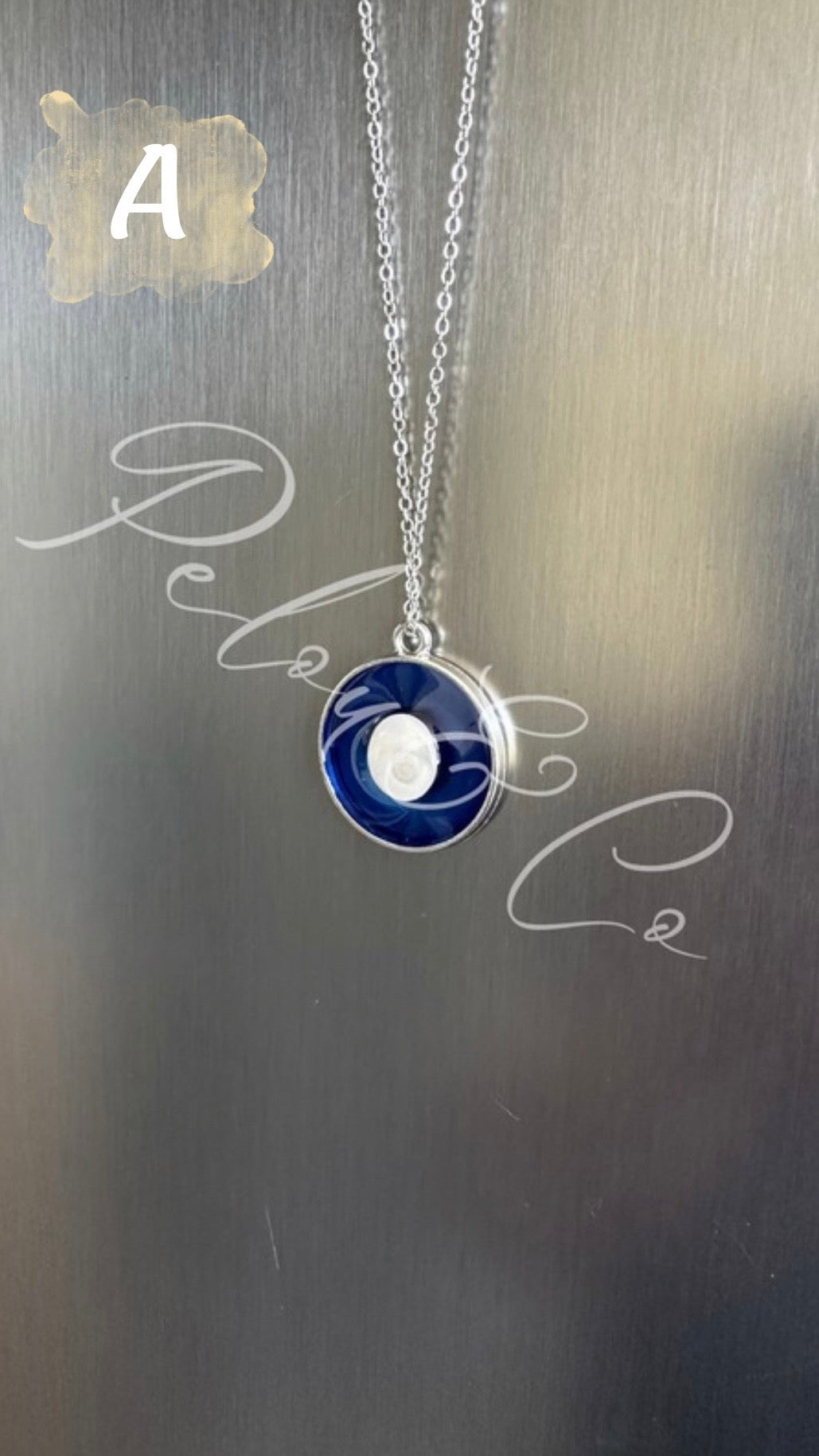 Pendentif et sa chaîne en acier inoxydable argenté avec l’œil de Sainte Lucie Corse 