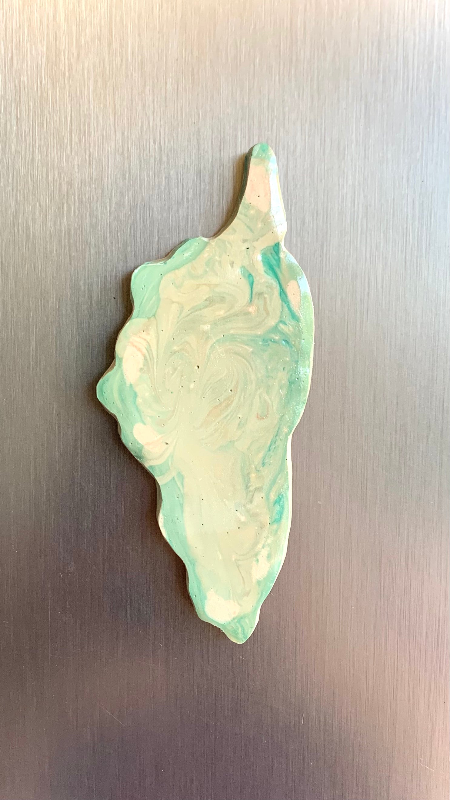 Aimant artisanal en forme de la Corse en résine minérale vert et beige – Pelou&Co