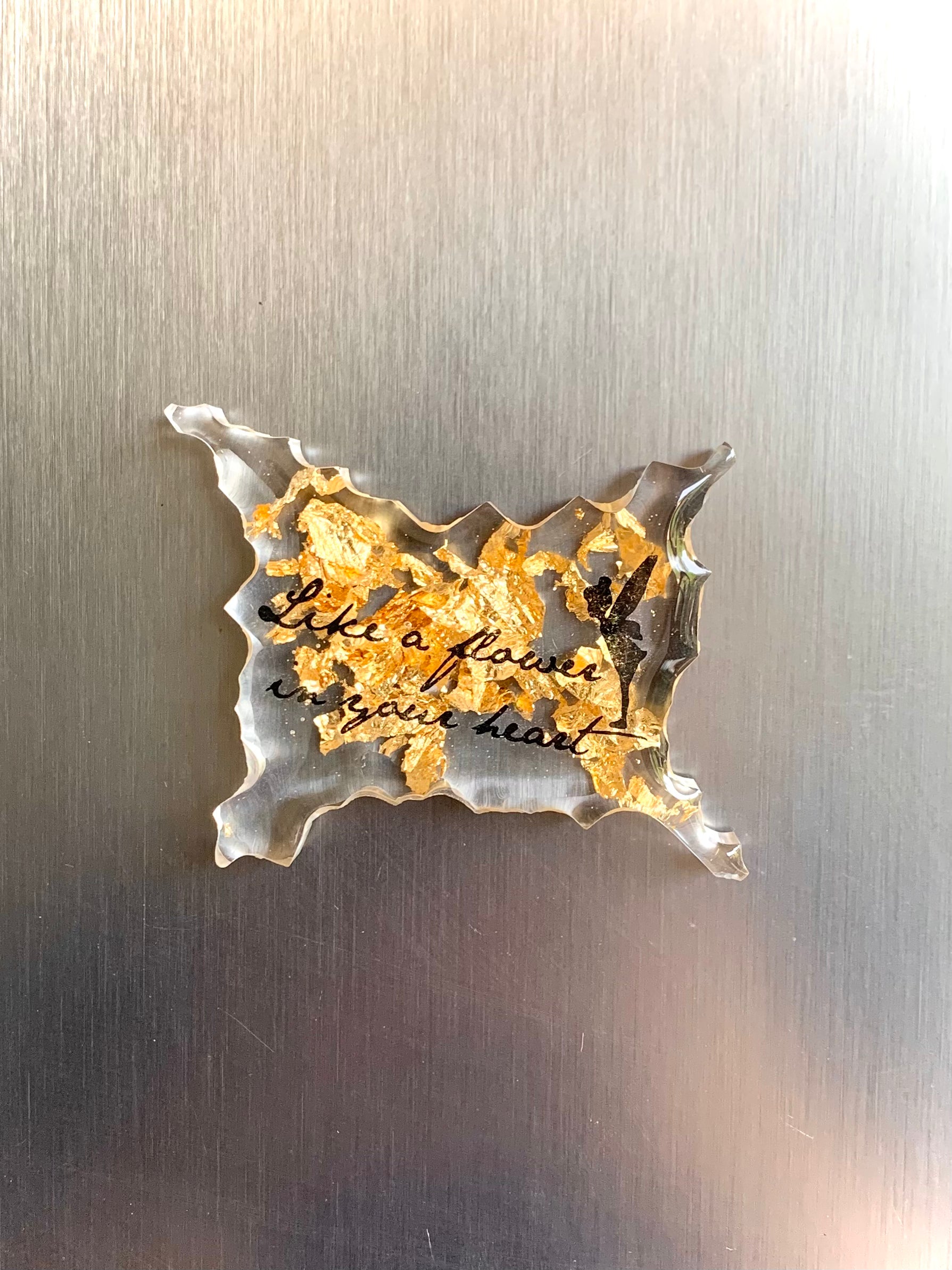 Aimant artisanal en forme abstraite transparent avec feuilles d’or en résine époxy