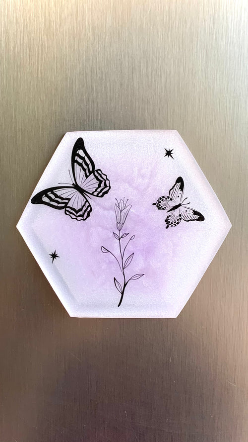 Aimant octogonal en résine époxy décoré de papillons, étoiles et fleur rose et noir – Pelou&Co