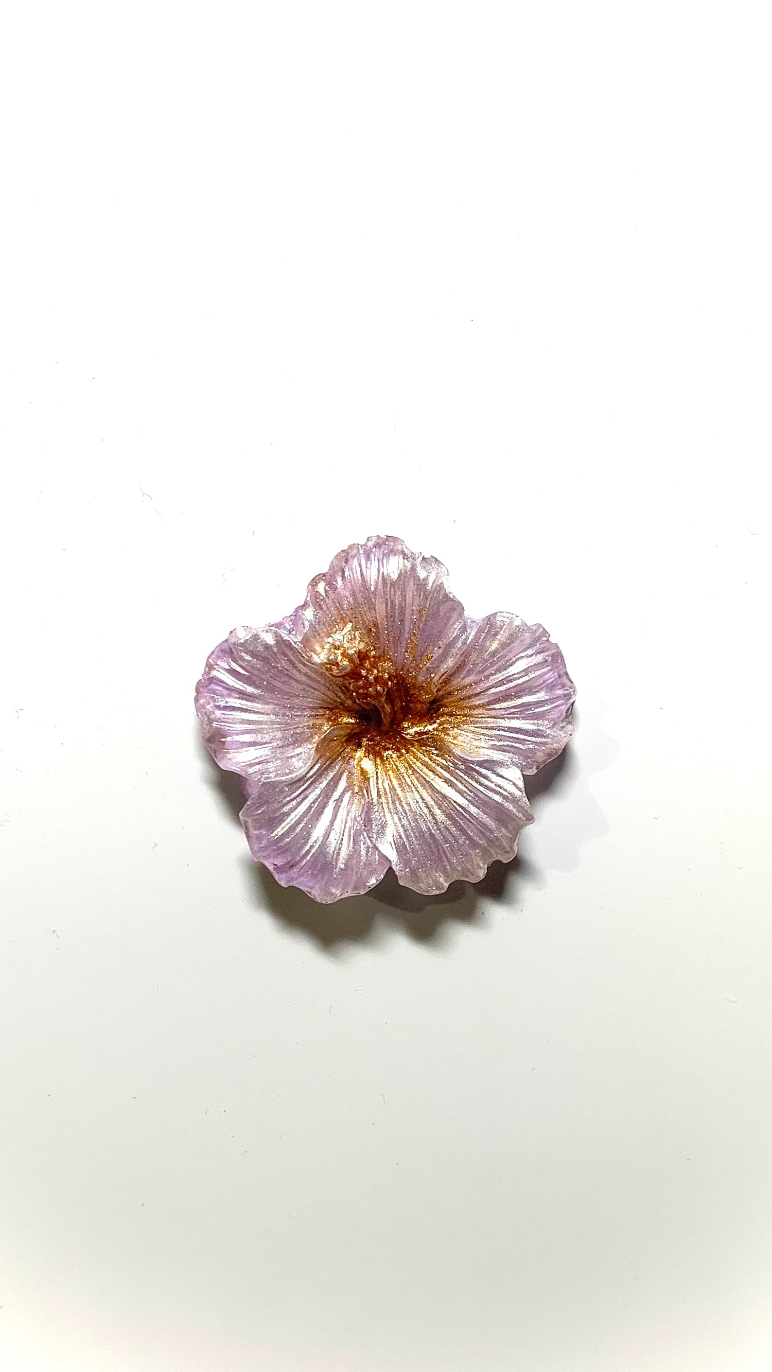 Aimant hibiscus en résine époxy – tons parme et bronze – Décoration magnétique artisanale résine - Pelou&Co