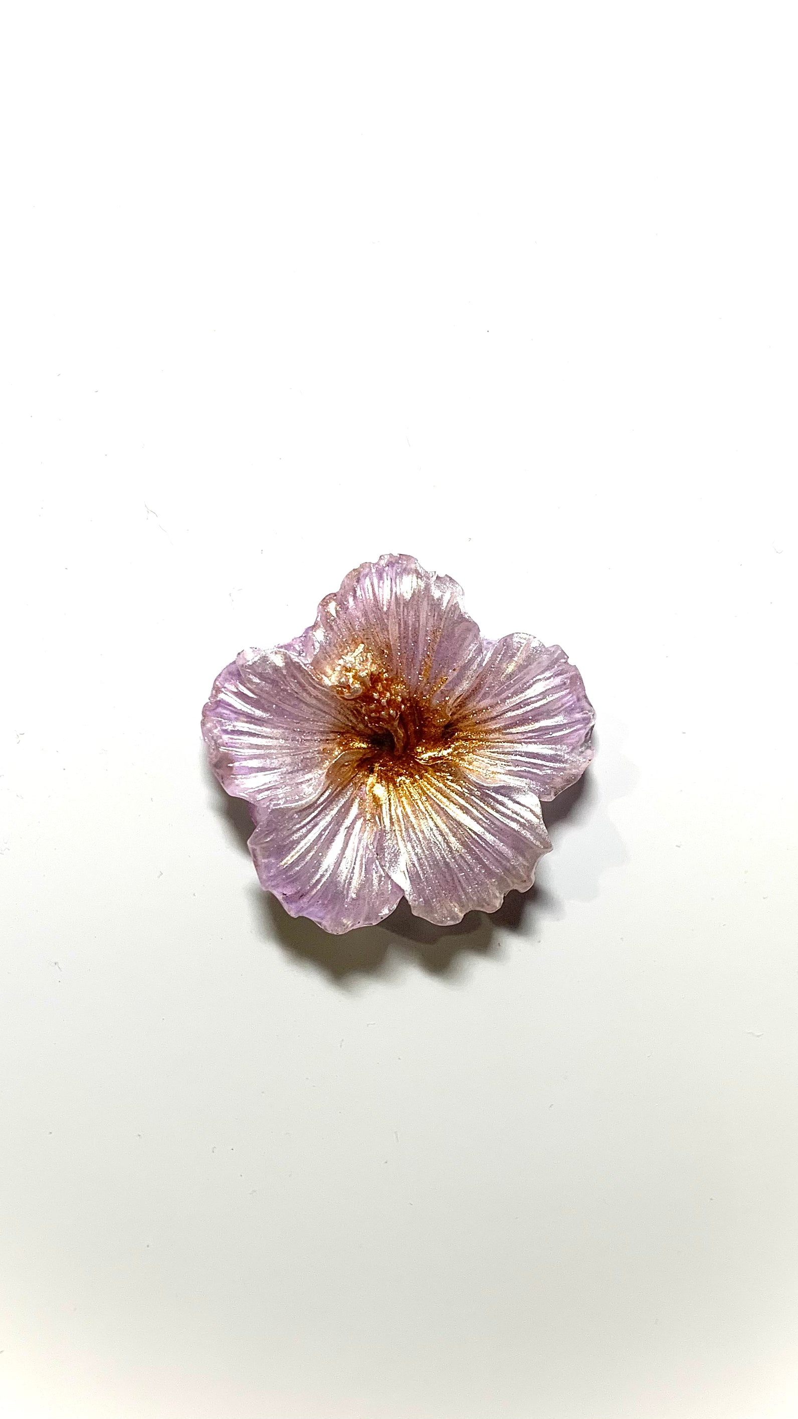 Aimant hibiscus en résine époxy – tons parme et bronze – Décoration magnétique artisanale résine - Pelou&Co