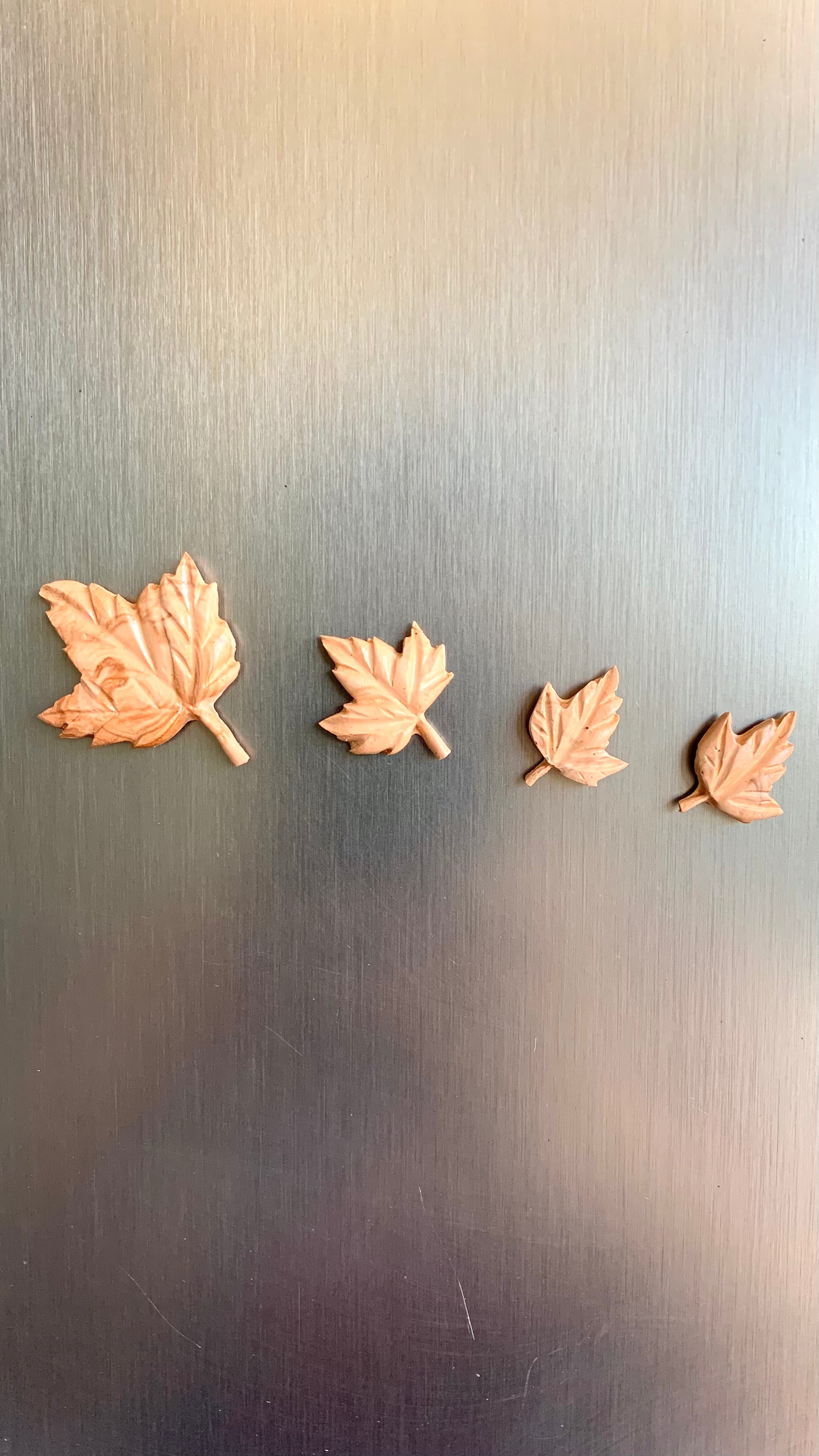 Aimants artisanaux en forme de feuille d’érable marron en résine minérale – Pelou&Co