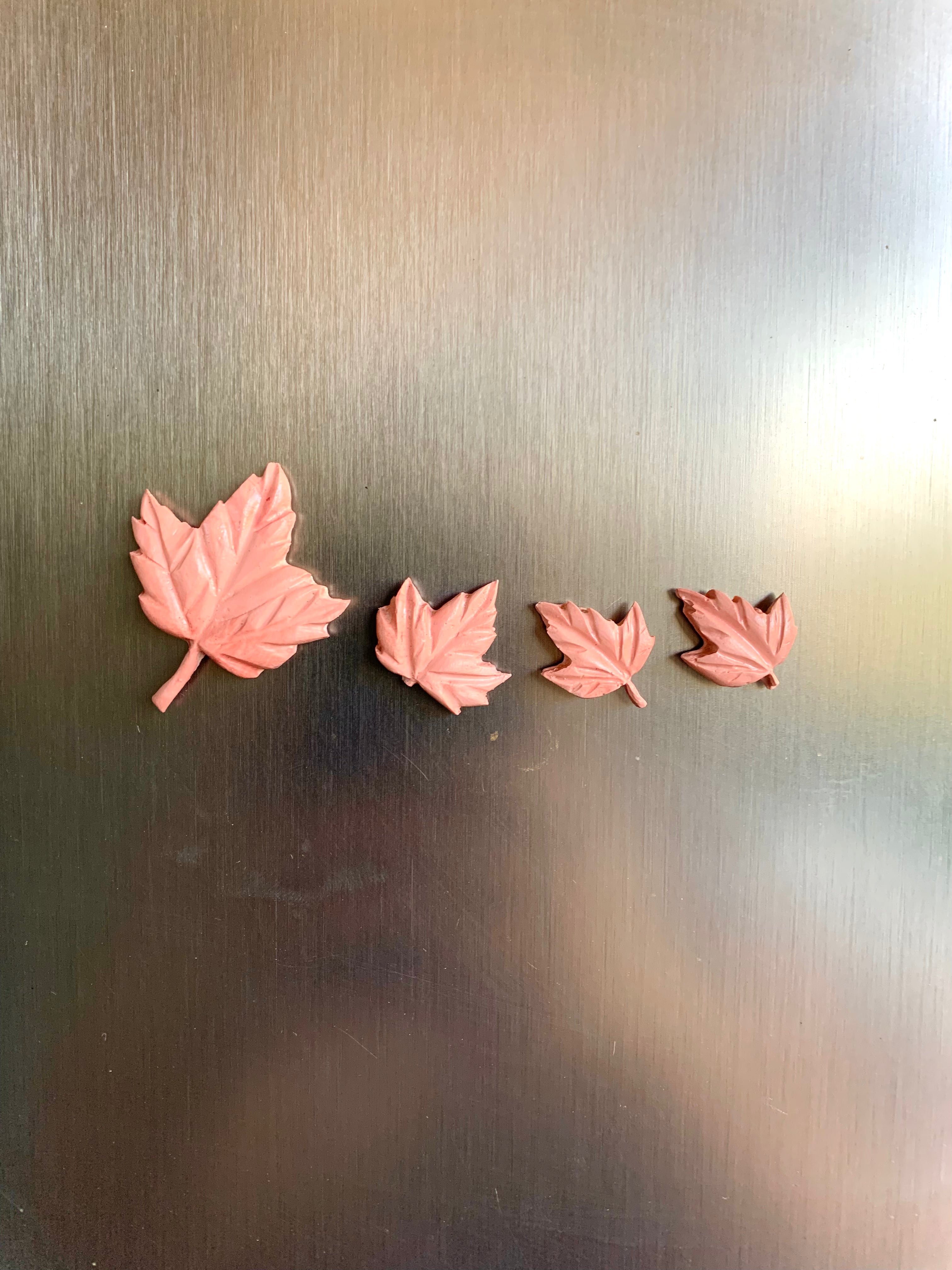 Aimants artisanaux en forme de feuille d’érable rouge en résine minérale – Pelou&Co