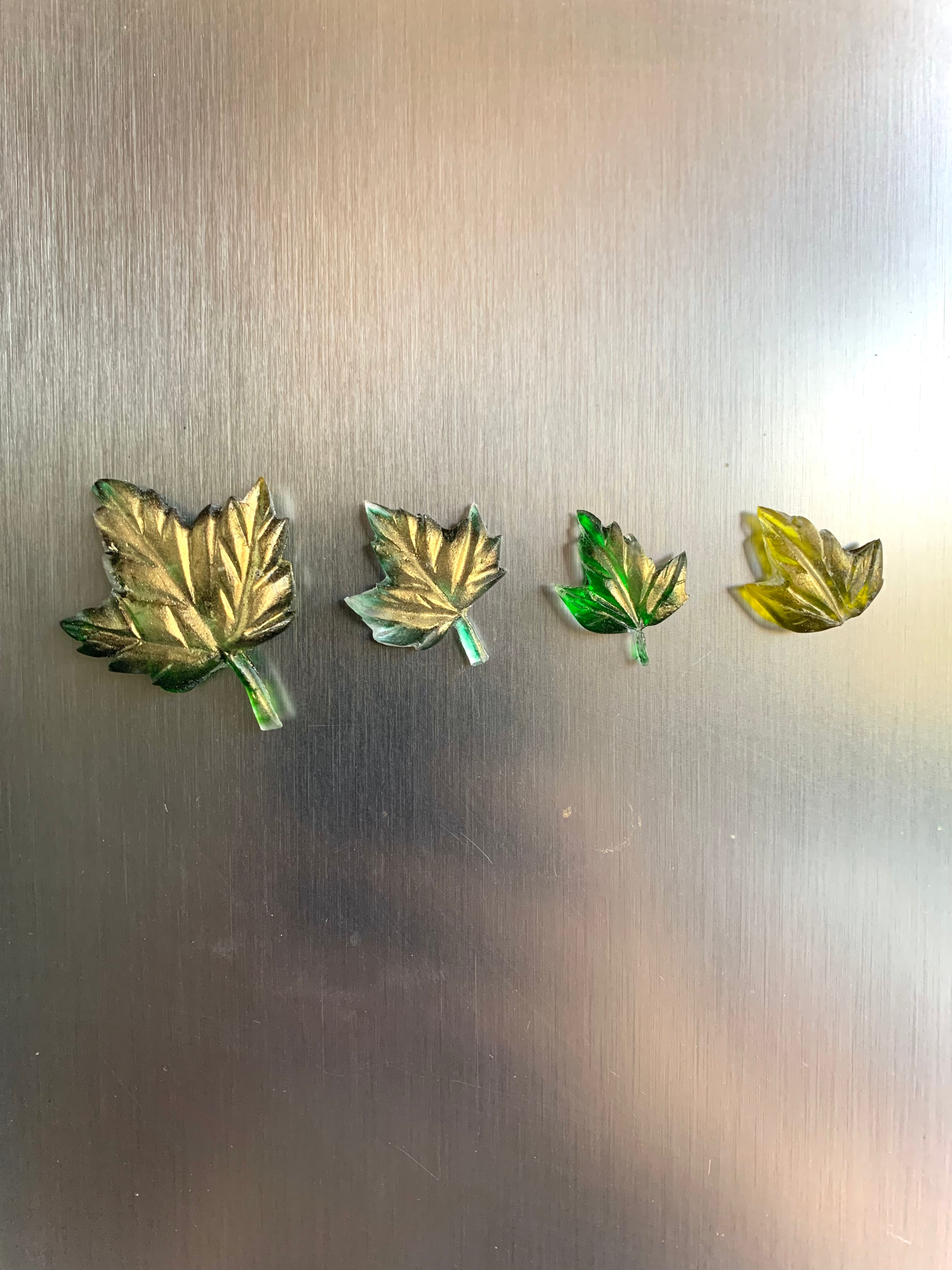 Aimants artisanaux en forme de feuille d’érable vert et jaune doré en résine époxy – Pelou&Co