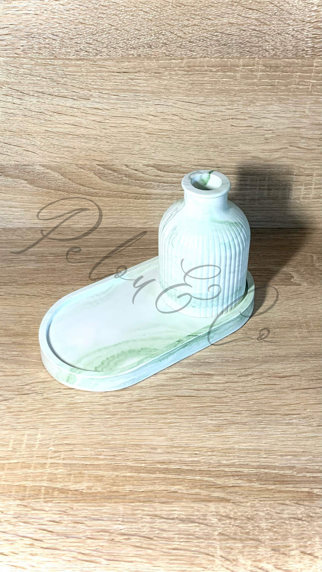 Détail du marbrage vert et blanc en résine minérale _ Création artisanale Pelou&Co