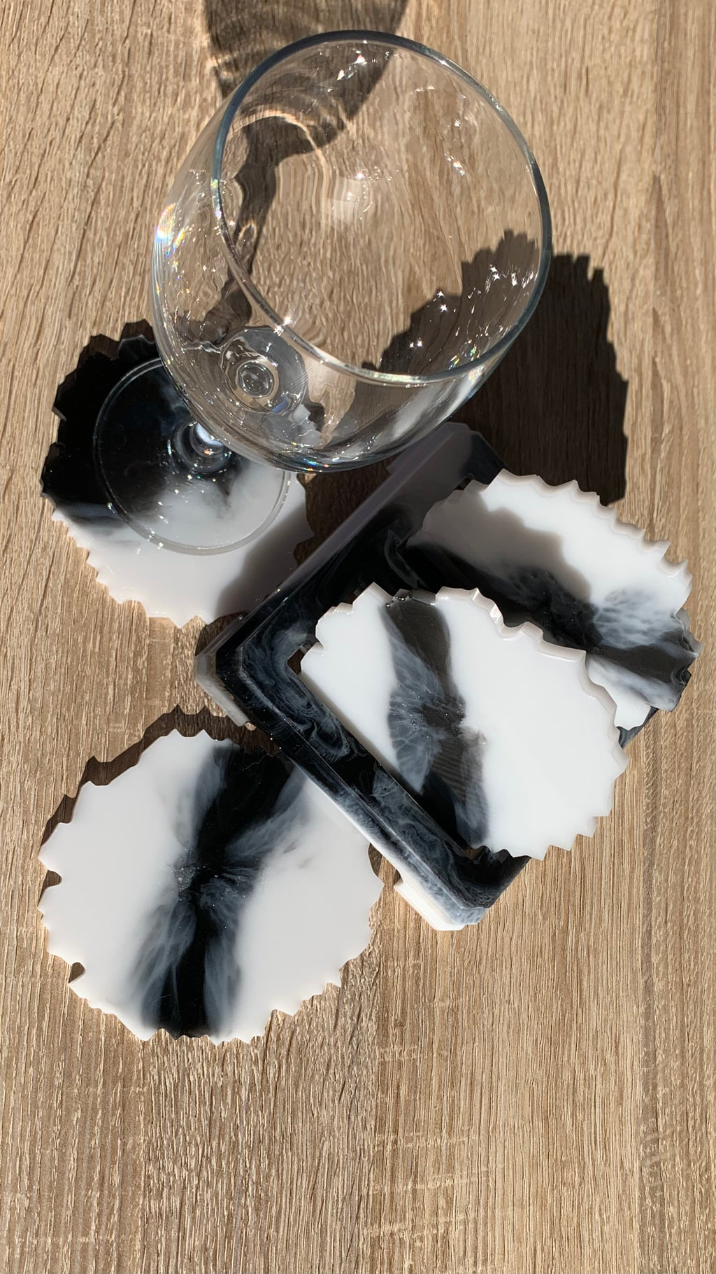 Ensemble dessous de verres marbré noir et blanc en résine époxy avec support assorti, pièce unique artisanale