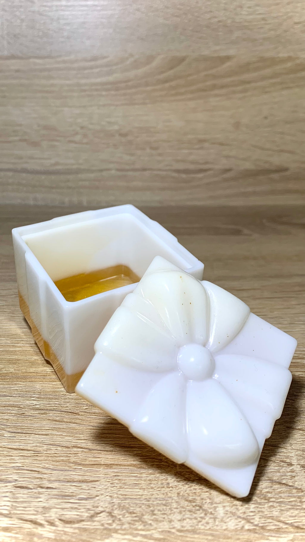 Petite boîte cadeau décoratif résine blanc et or Pelou&Co