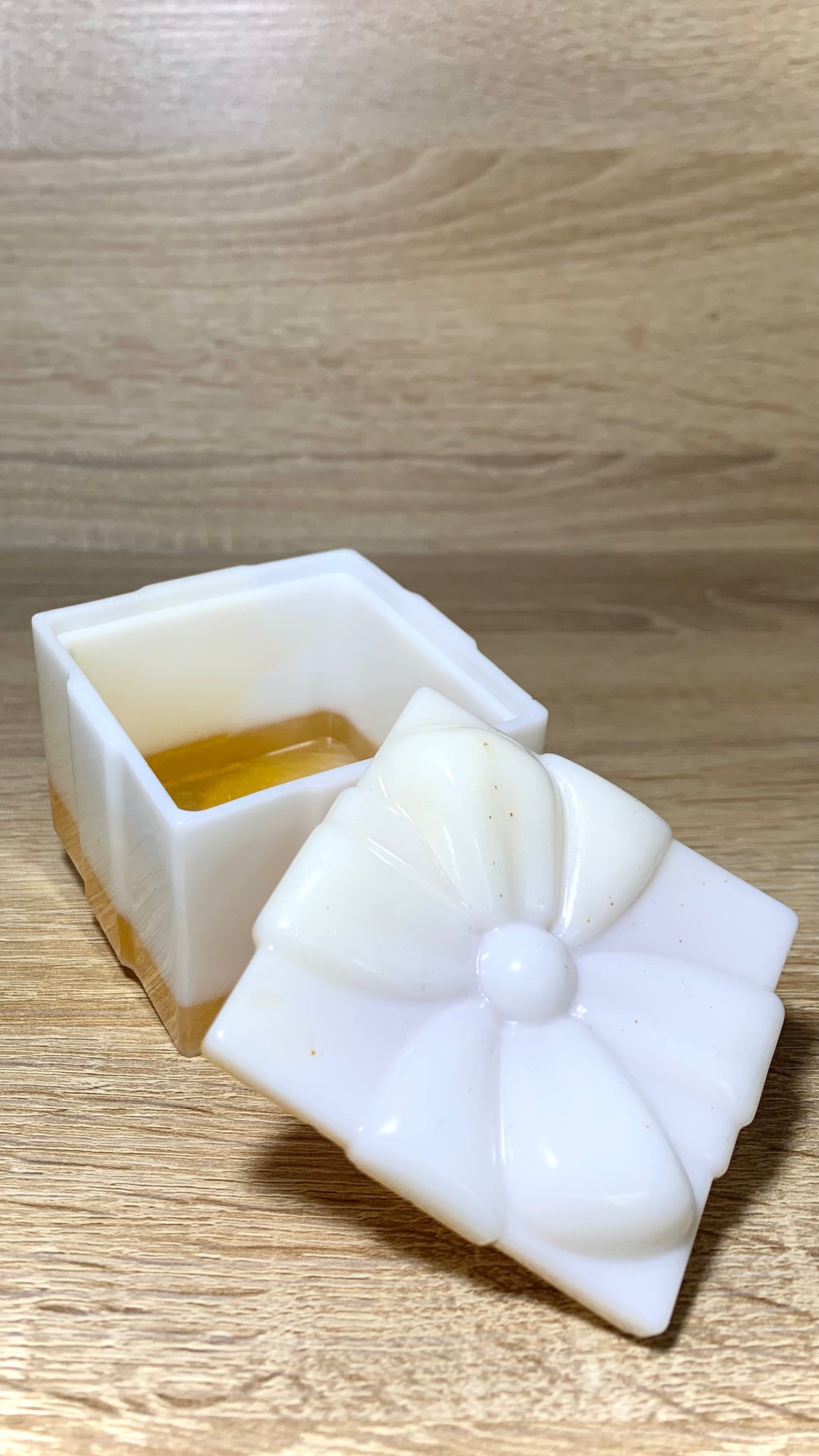 Petite boîte cadeau décoratif résine blanc et or Pelou&Co