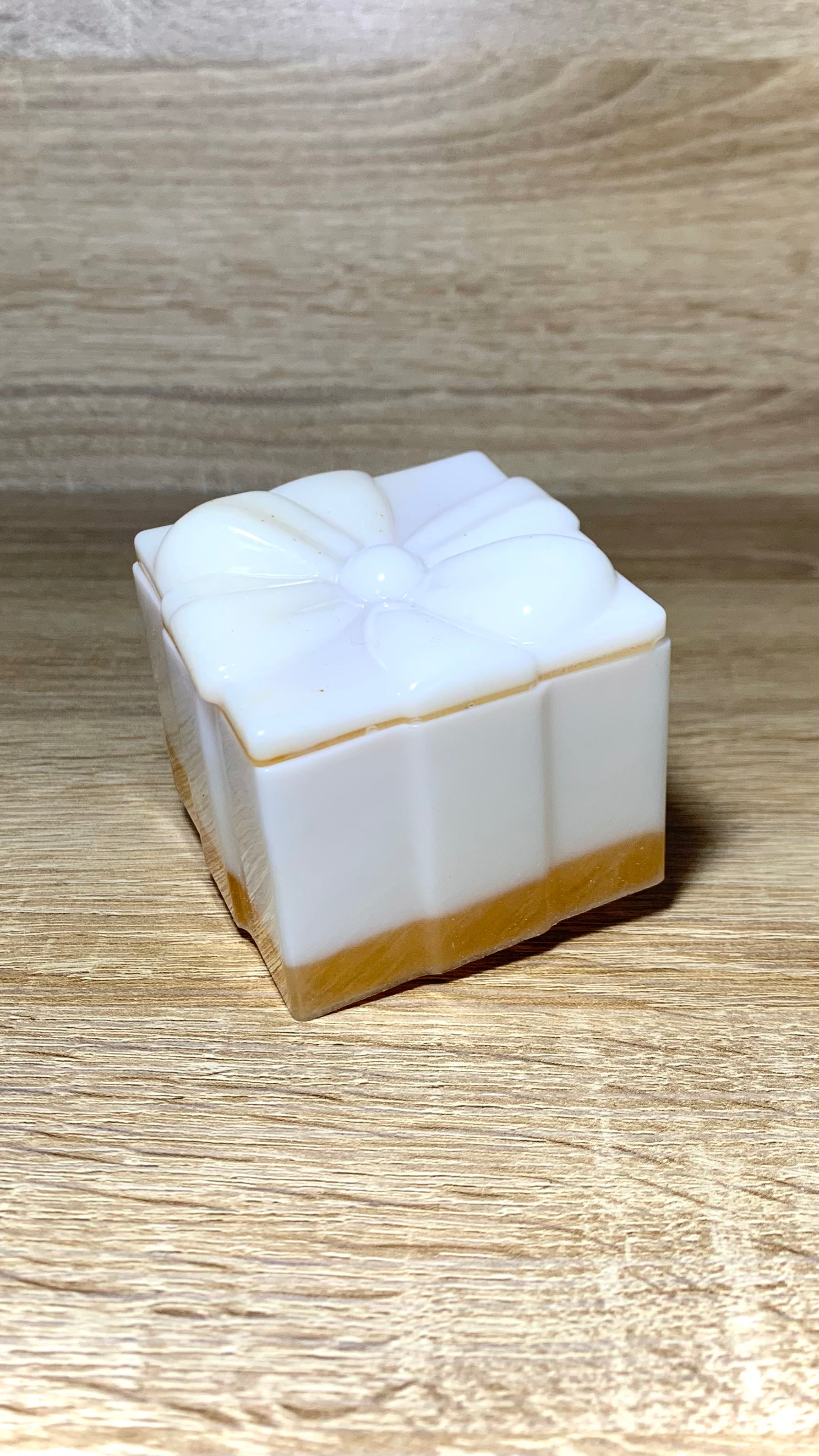 Boîte cadeau en résine blanc et or Pelou&Co