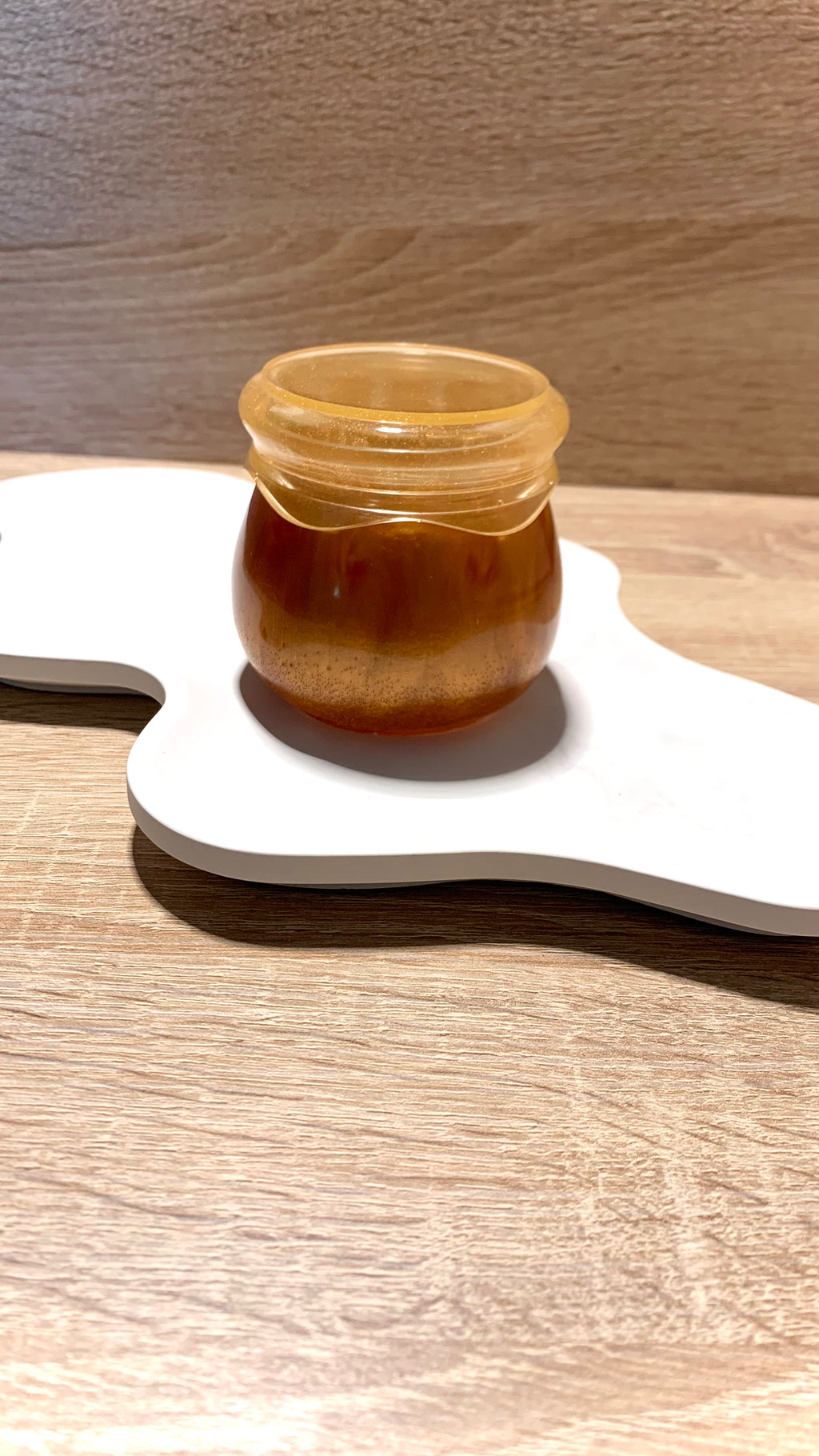 Boîte décorative en résine en forme de pot de miel, vue du couvercle vissé.