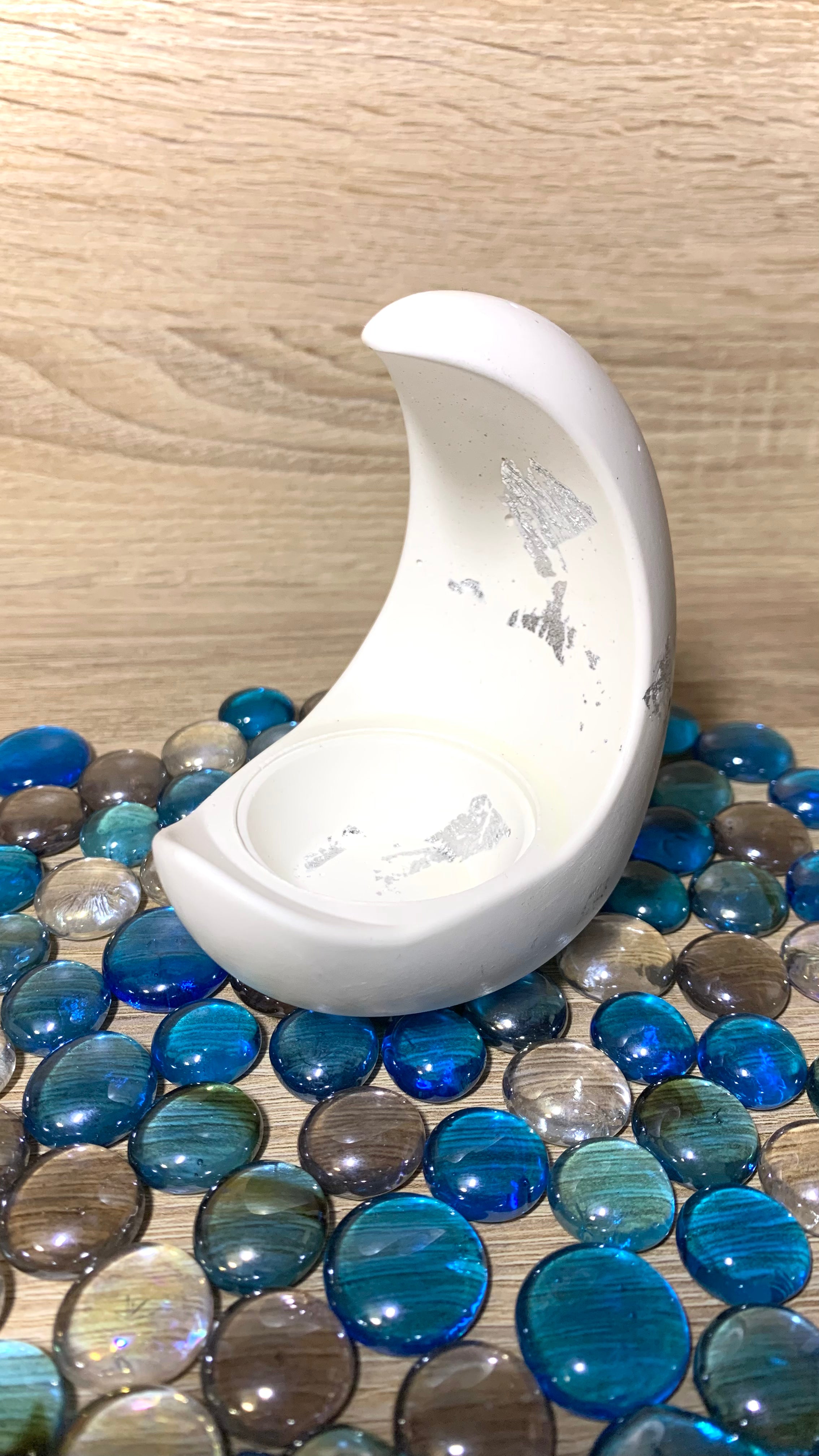 Bougeoir artisanal blanc en forme de lune - décoration lumineuse et élégante