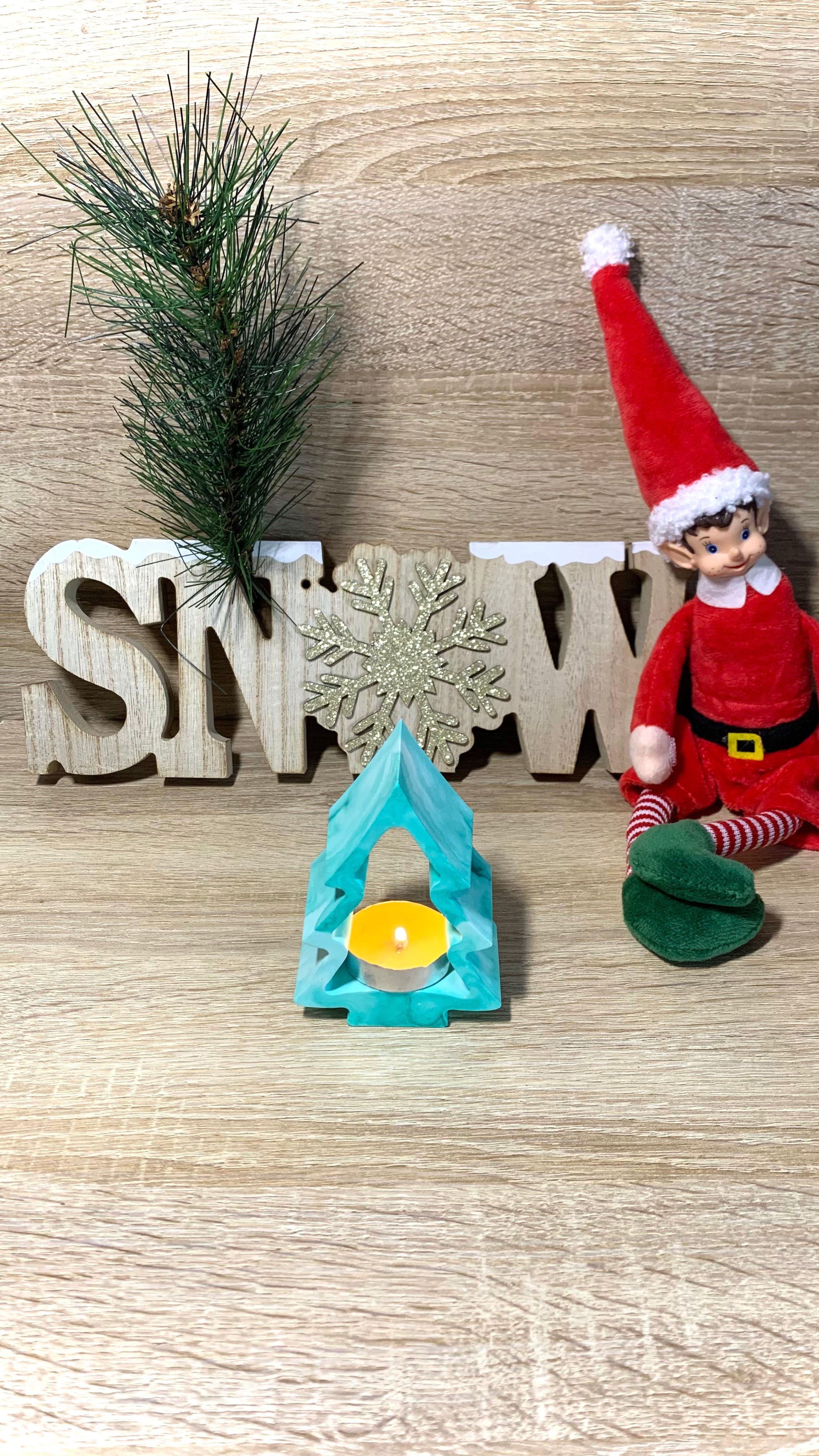 Bougeoir décoratif en forme de sapin vert marbré – Pelou&Co Noël 2025