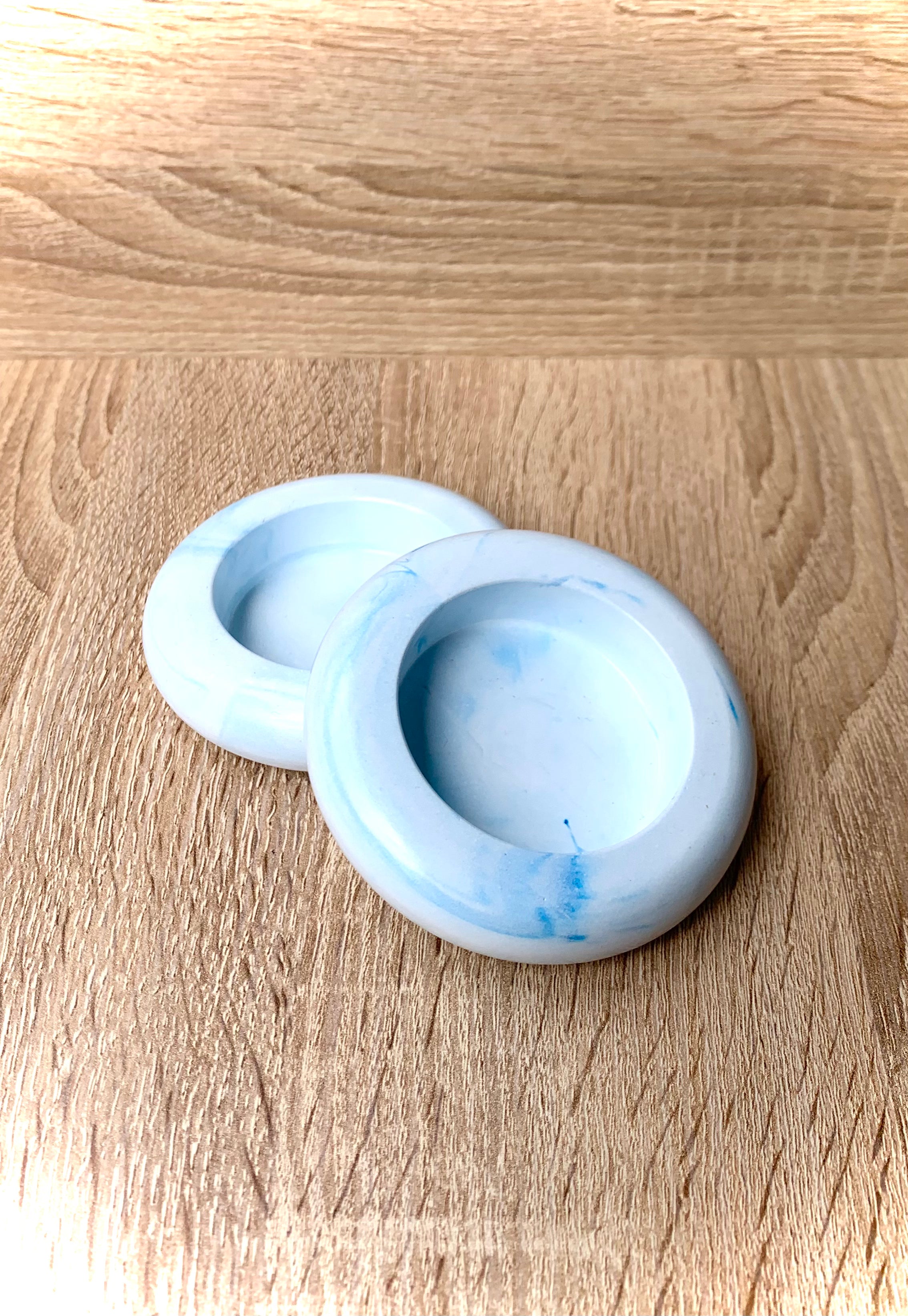 Bougeoirs rond en résine, bleu marbré, fait main en Corse