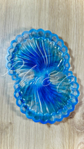Vide-poches Écume & Méditerranée en résine époxy en forme de deux coquillages, aux nuances de bleu et blanc inspirées de la Méditerranée.