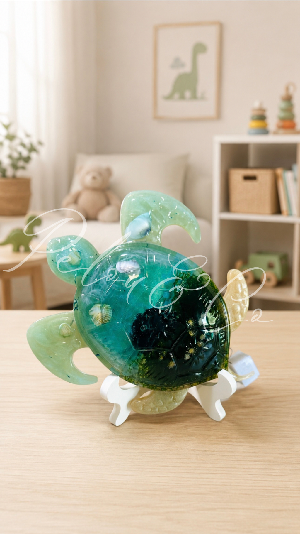 Tortue lumineuse artisanale en résine époxy avec support en résine minérale et décor floral.