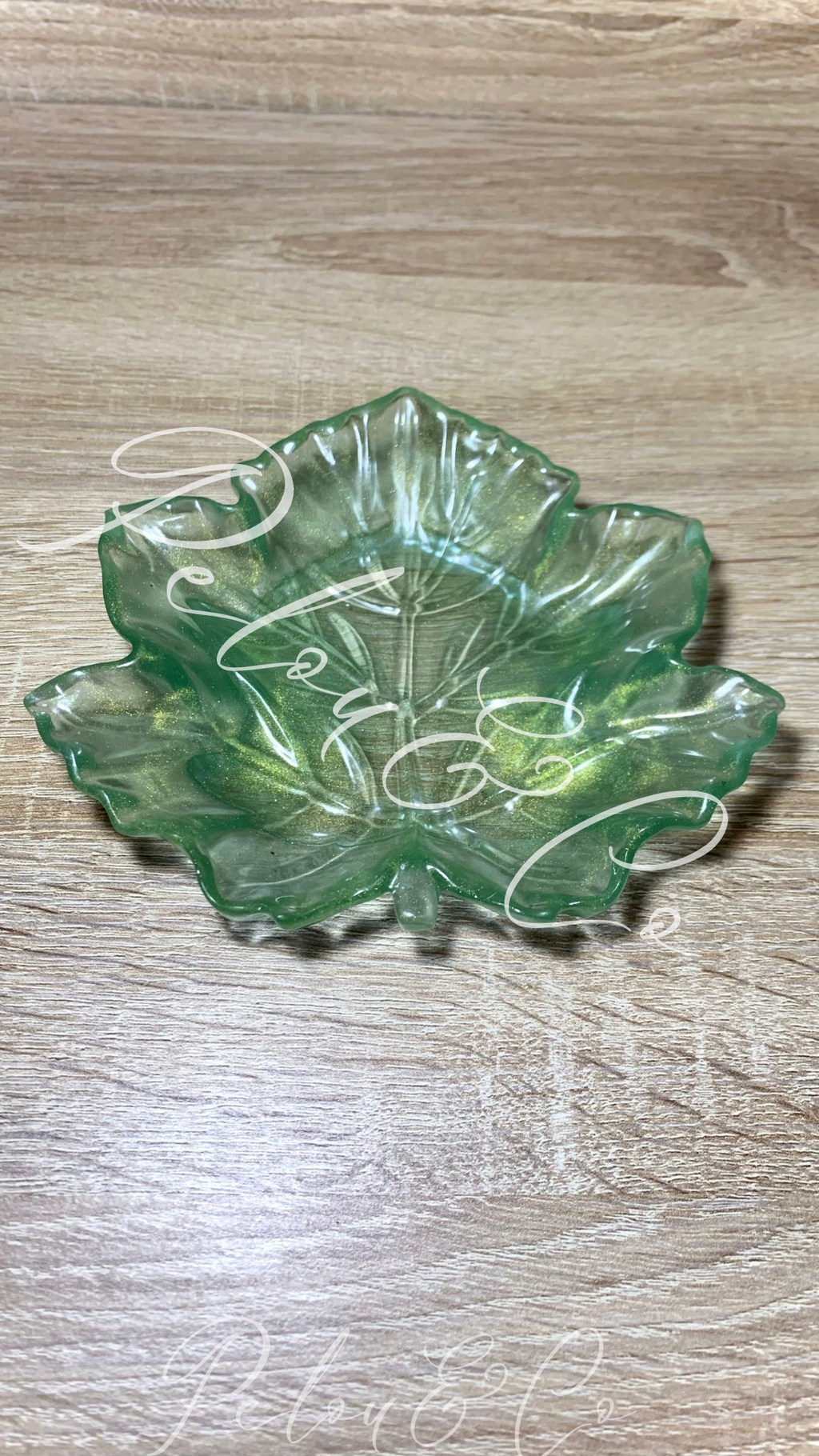 Vide-poches feuille d’érable vert transparent en résine époxy avec touche d’or Pelou&Co