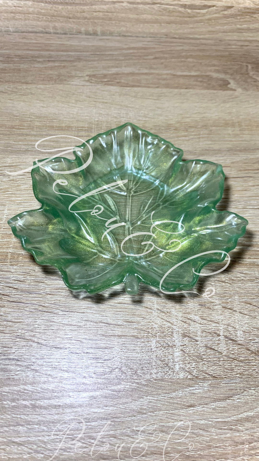 Vide-poches feuille d’érable vert transparent en résine époxy avec touche d’or Pelou&Co