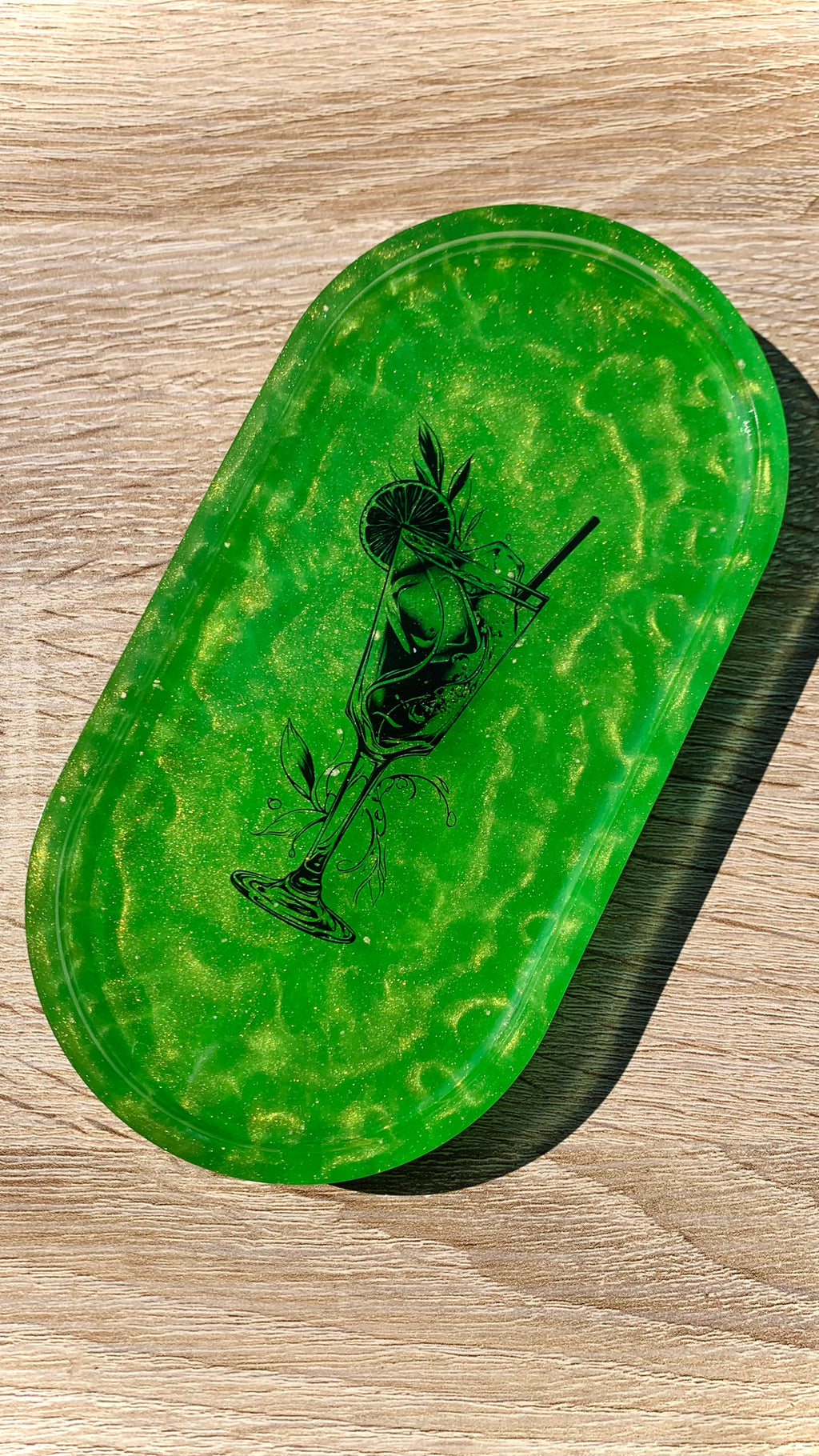 vide-poches résine vert dorée motif cocktail artisanal.