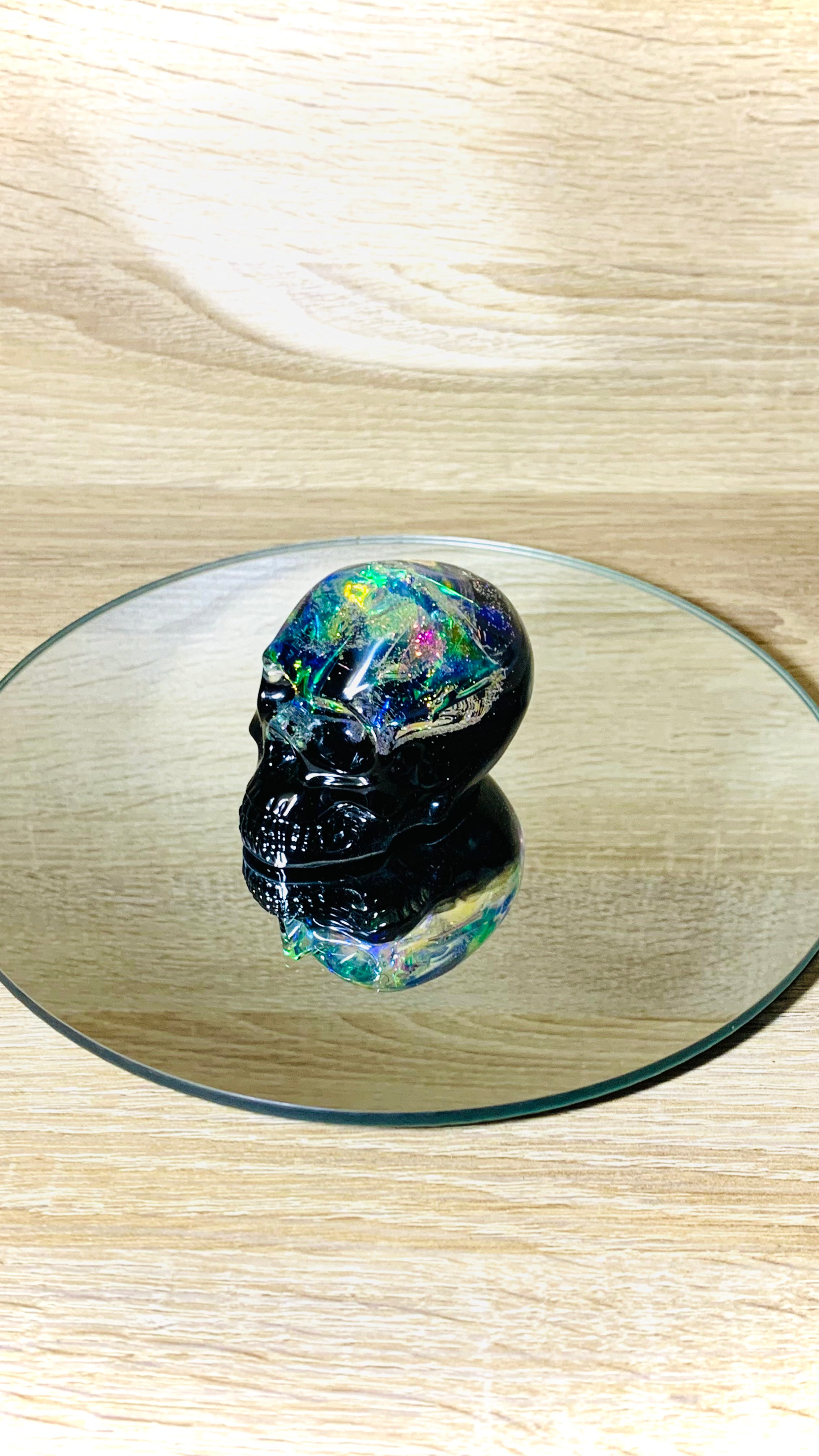 Objet décoratif mystérieux artisanale unique - petit crâne en résine époxy -feuille holographique + paillettes argentées - fond noir - Pelou&Co
