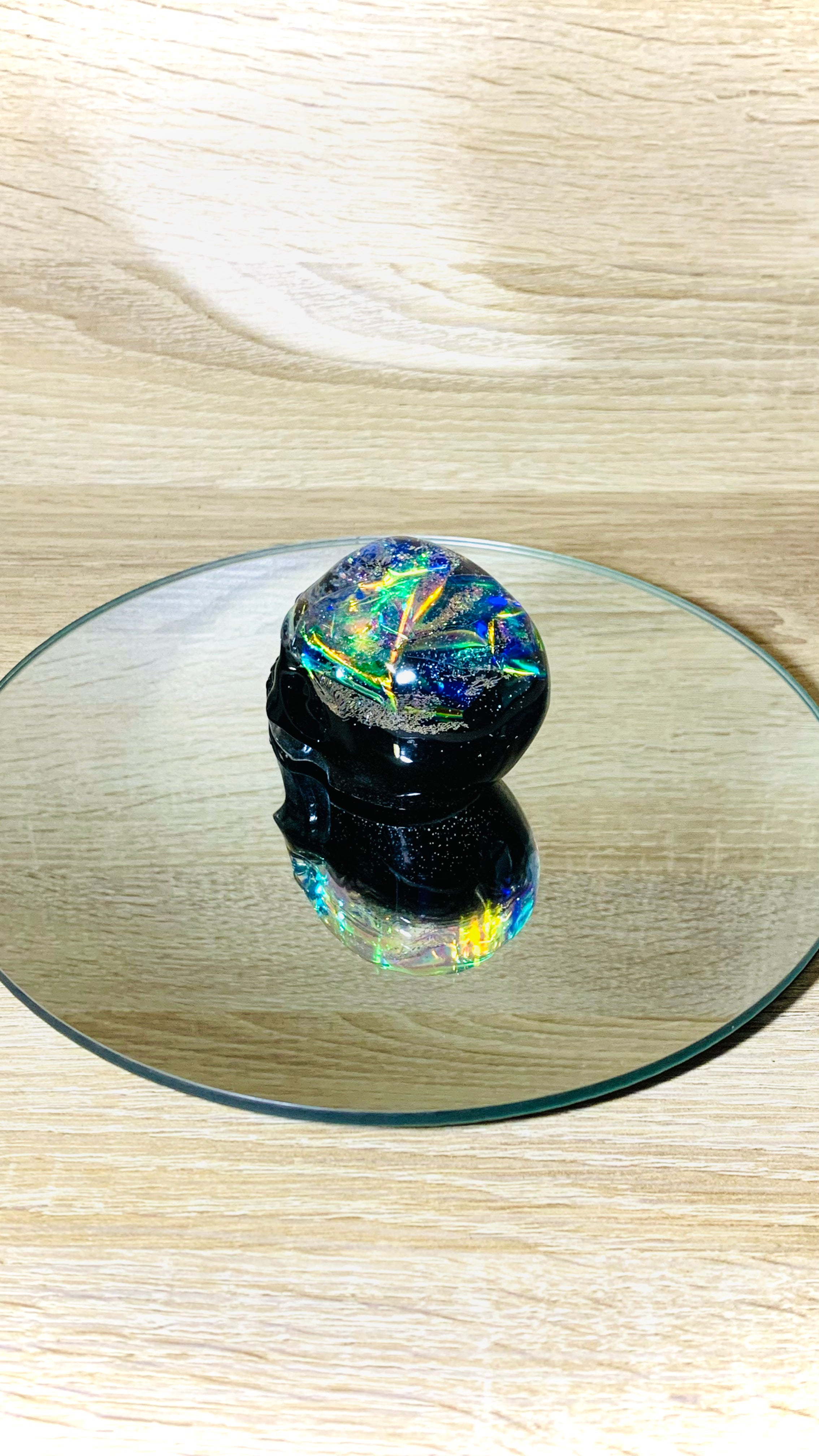 Objet décoratif mystérieux artisanale unique - petit crâne en résine époxy -feuille holographique + paillettes argentées - fond noir - Pelou&Co