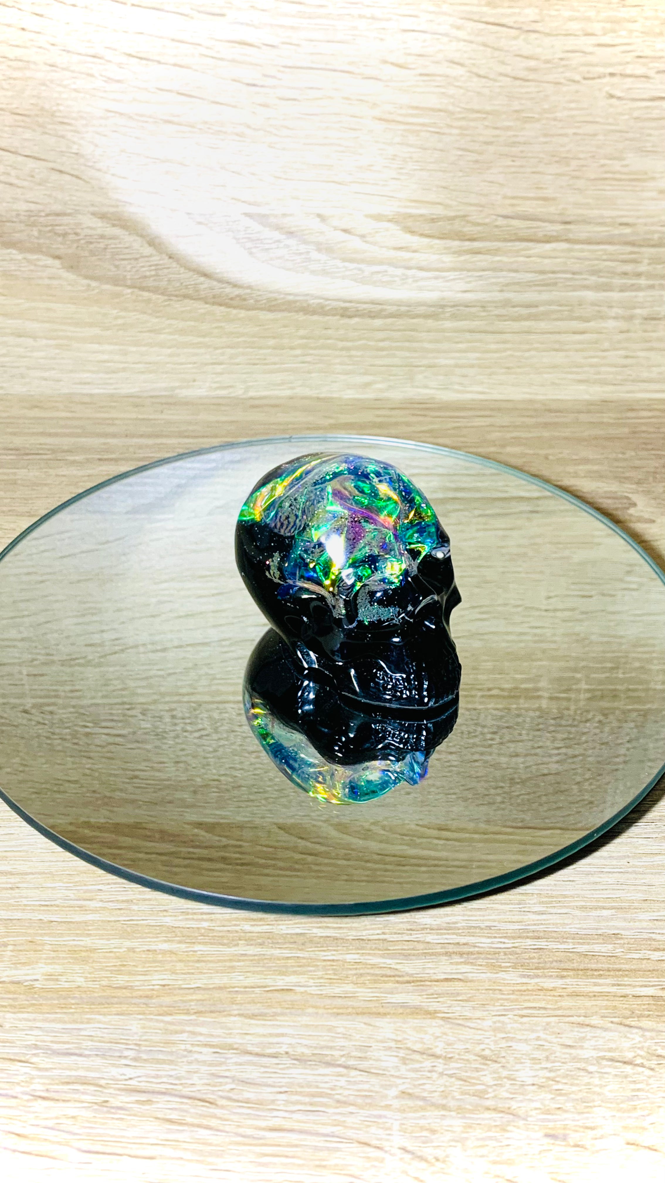 Objet décoratif mystérieux artisanale unique - petit crâne en résine époxy -feuille holographique + paillettes argentées - fond noir - Pelou&Co