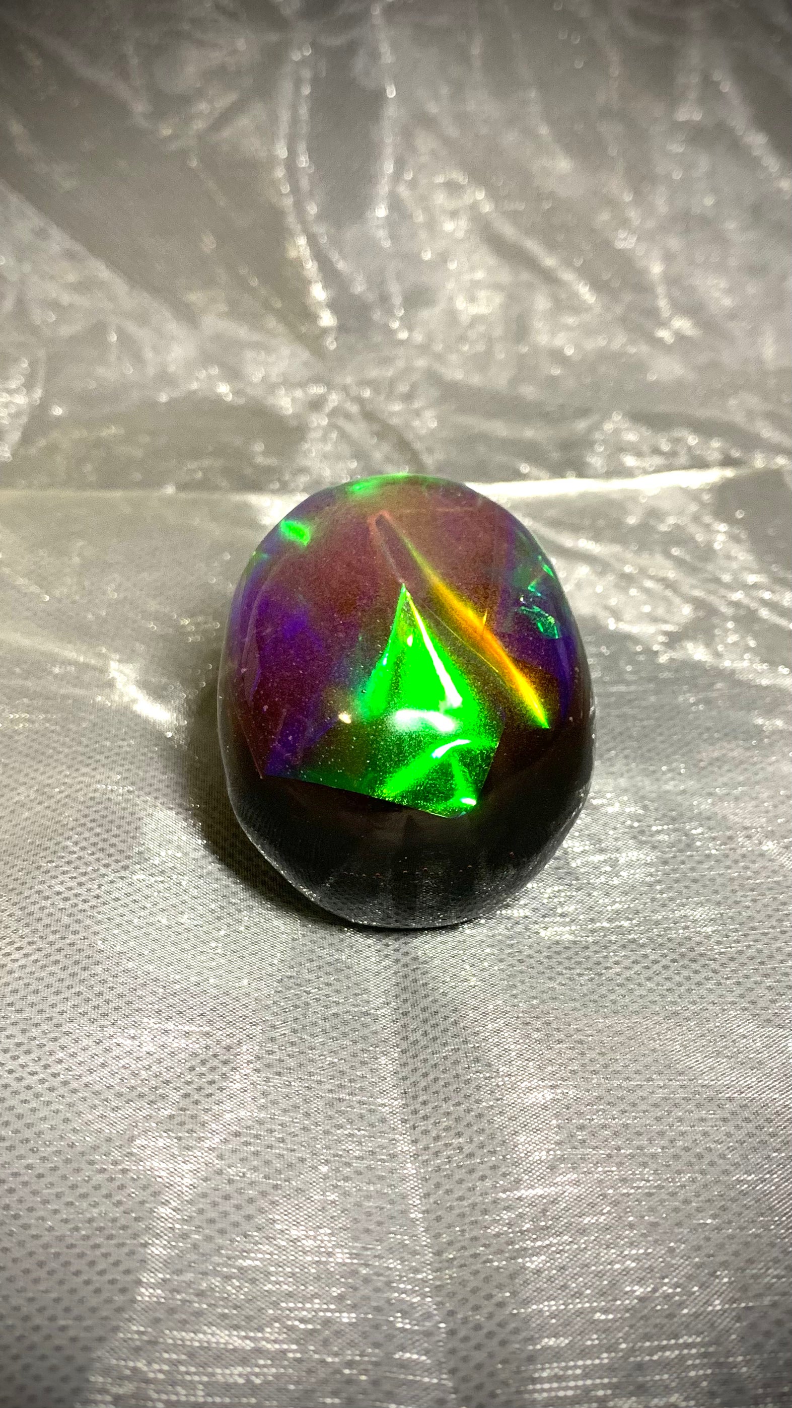 Objet décoratif artisanal petit crâne en résine époxy – feuille holographique + rose fluorescent nuit – fond noir Pelou&Co