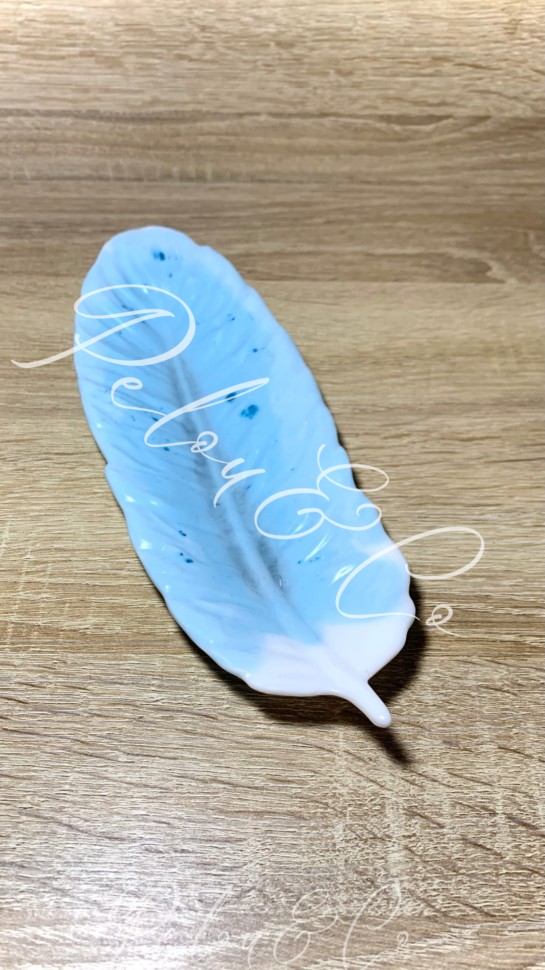 Vide-poches plume givrée bleu et blanc en résine époxy Pelou&Co
