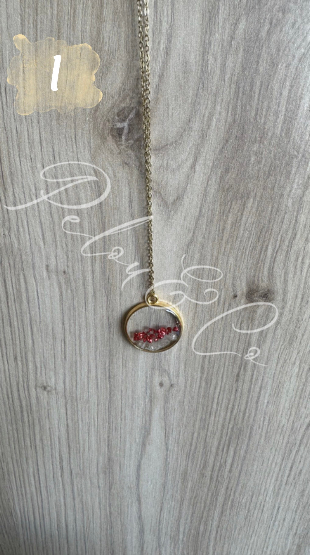 Pendentif et sa chaîne en acier inoxydable doré avec gypsophile et des cristaux rouges 
