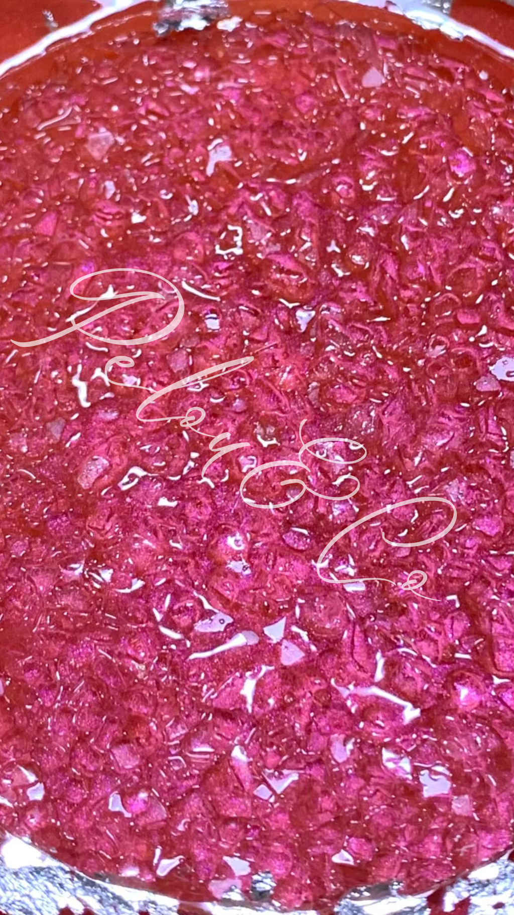 Détail effet cristaux tactile en résine époxy rouge.
