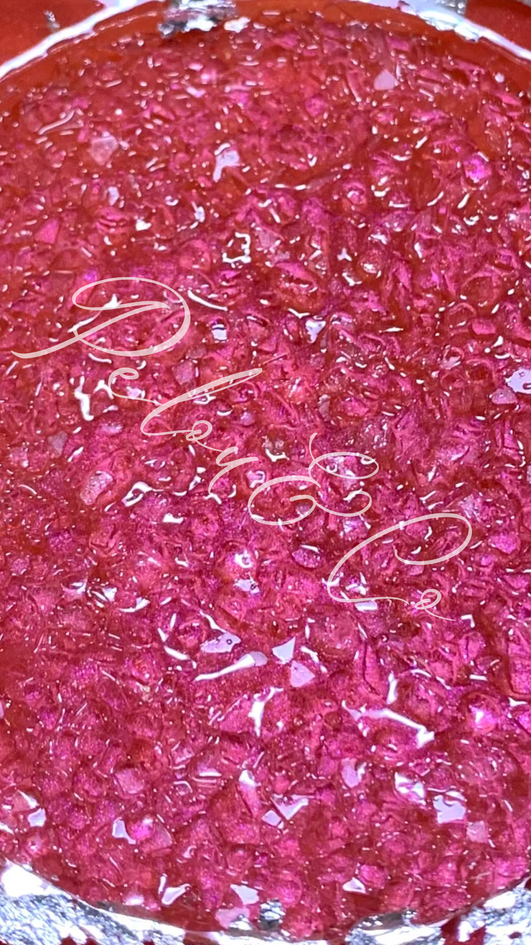 Détail effet cristaux tactile en résine époxy rouge.
