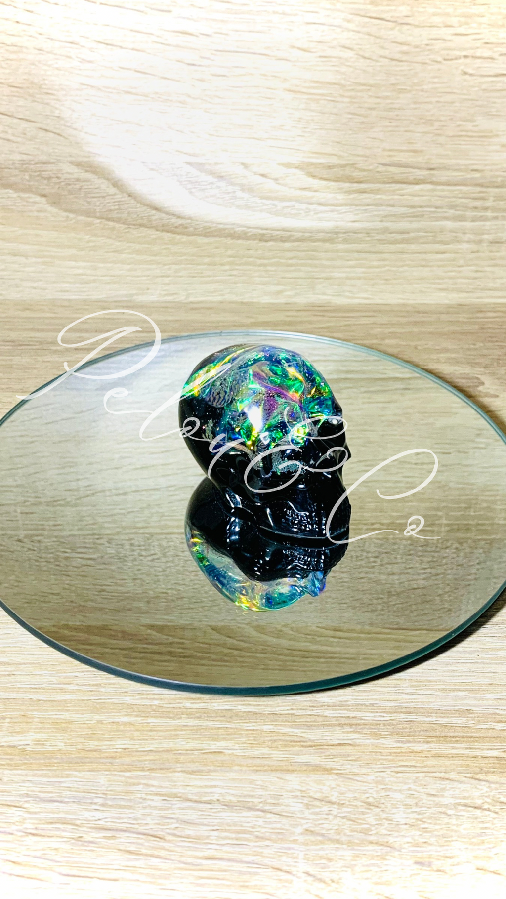 Objet décoratif mystérieux artisanale unique - petit crâne en résine époxy -feuille holographique + paillettes argentées - fond noir - Pelou&Co
