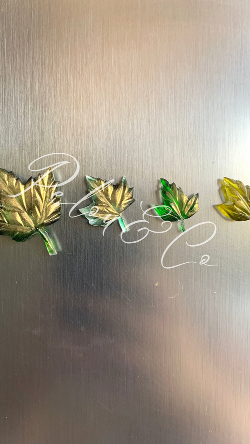 Aimants artisanaux en forme de feuille d’érable vert et jaune doré en résine époxy – Pelou&Co