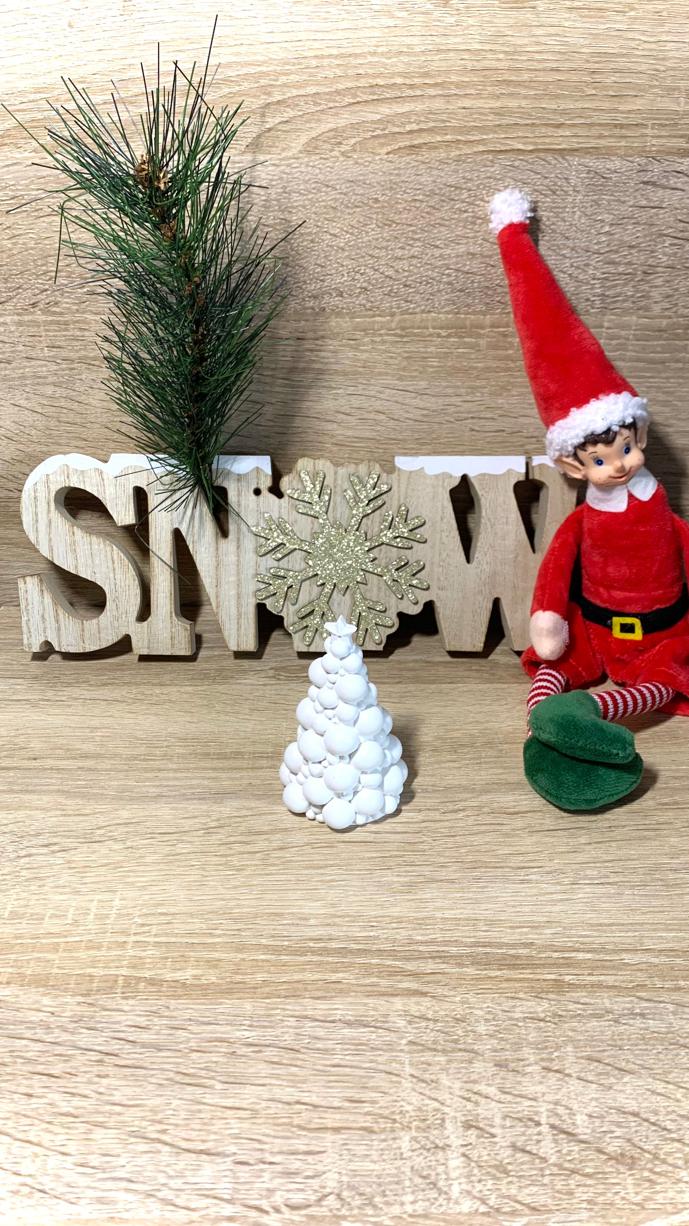 Décoration artisanale de Noël – sapin blanc avec boules intégré Pelou&Co