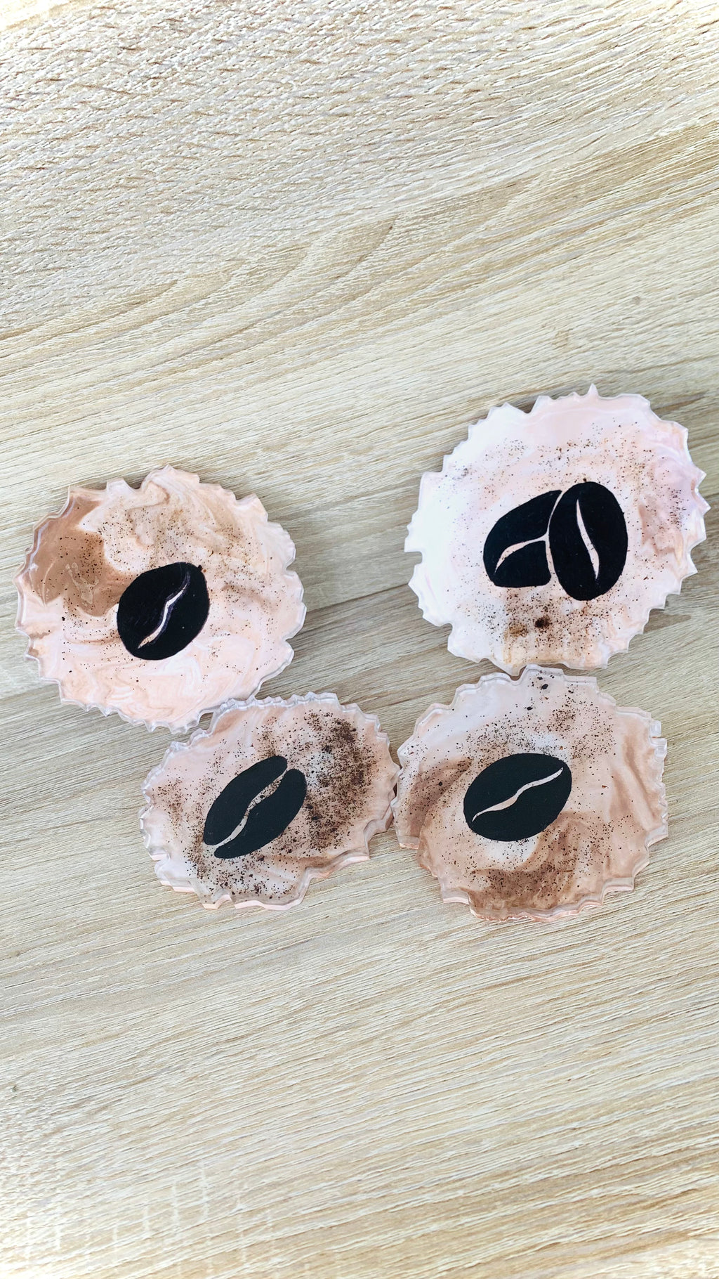 Dessous de verres artisanaux en résine avec café moulu et dessins de grains de café - Pelou&Co