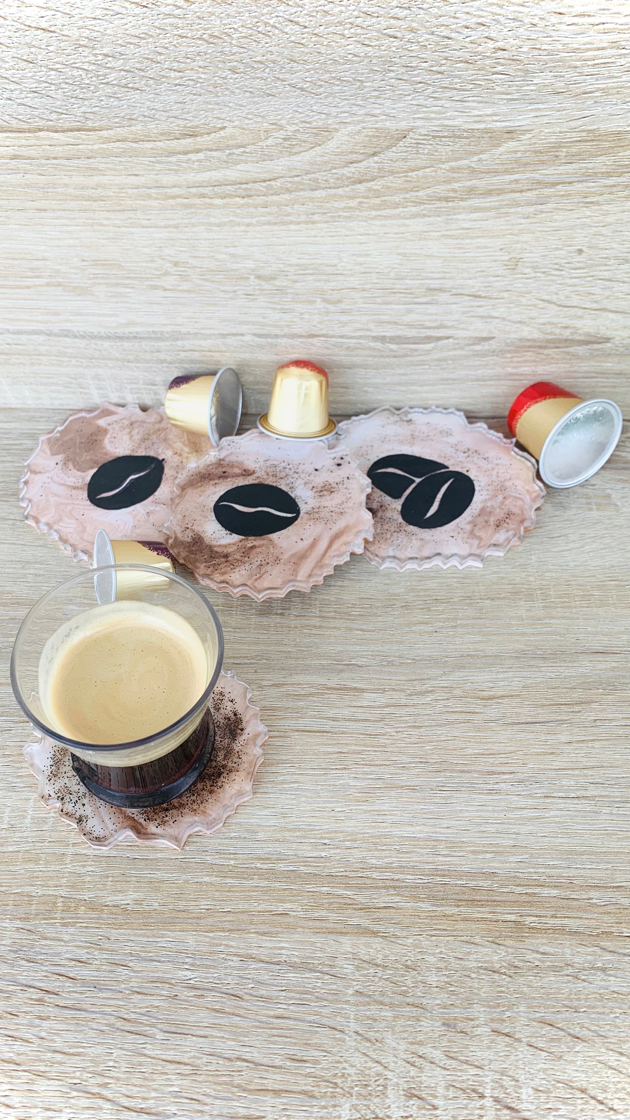Dessous de verres artisanaux en résine avec café moulu et dessins de grains de café - Pelou&Co