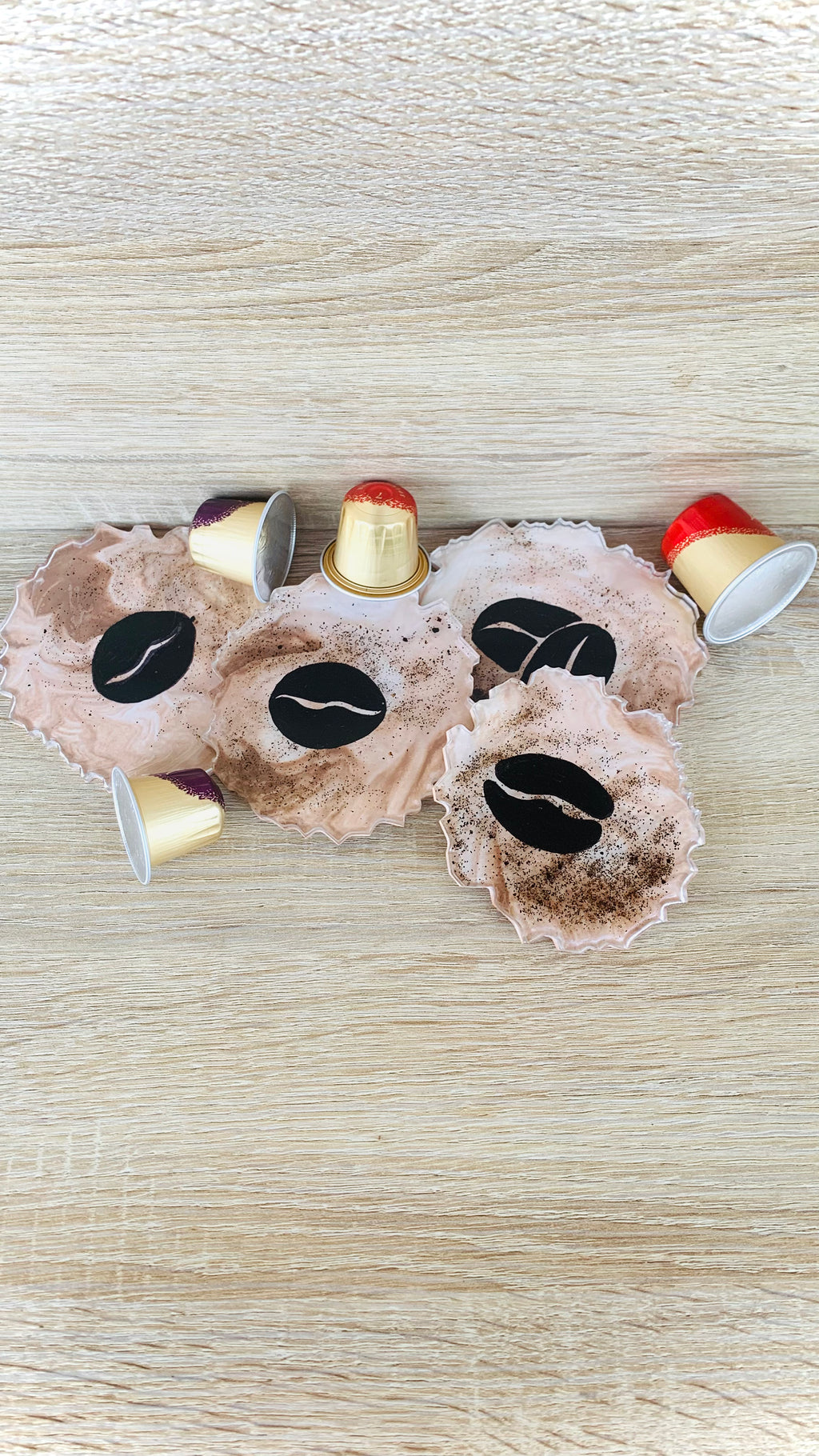 Dessous de verres artisanaux en résine avec café moulu et dessins de grains de café - Pelou&Co
