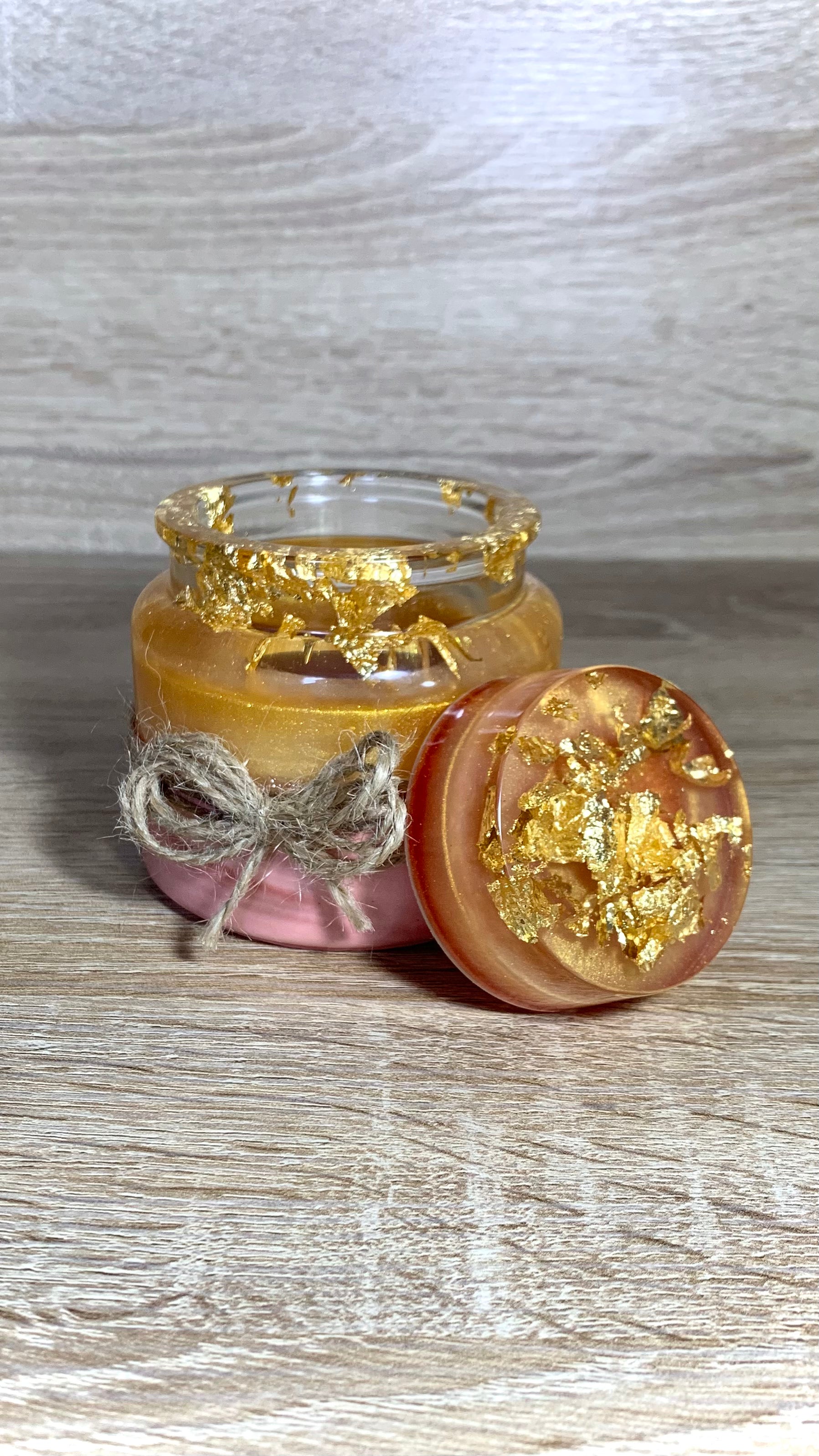 Détail des feuilles d’or dans couvercle en résine époxy transparente Pelou&Co