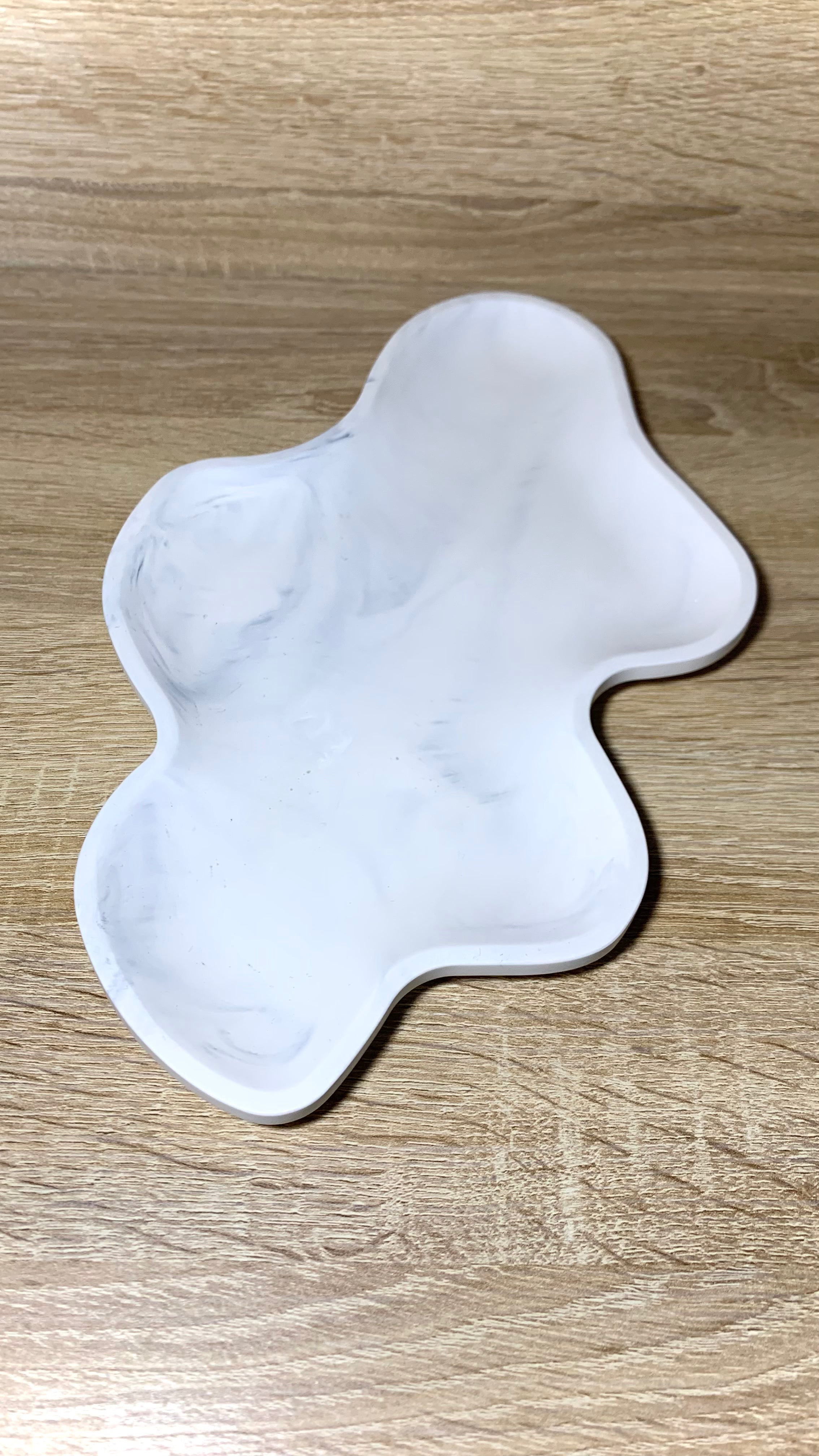 Détail du plateau ondulé en résine minérale blanc marbré Pelou&Co