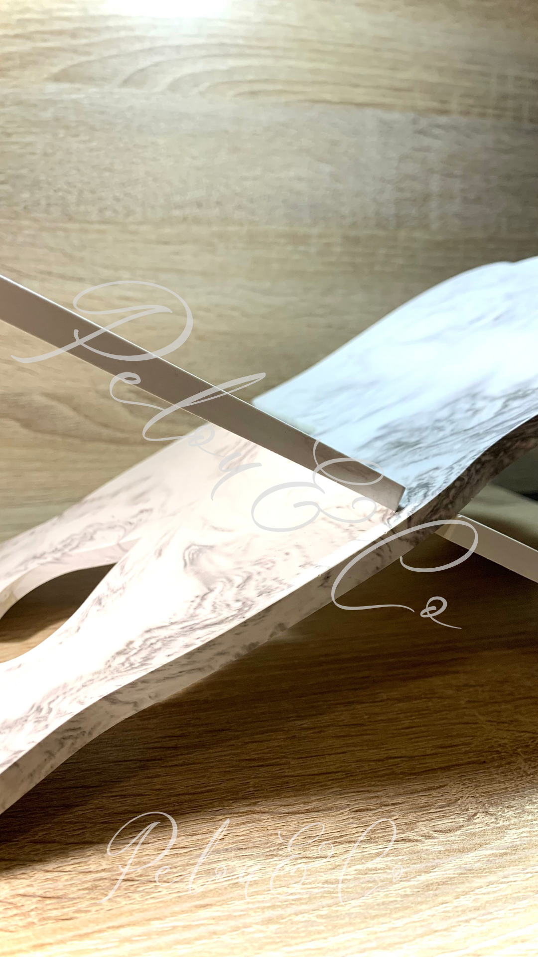 détail du marbrage gris sur support de livres Pelou&Co
