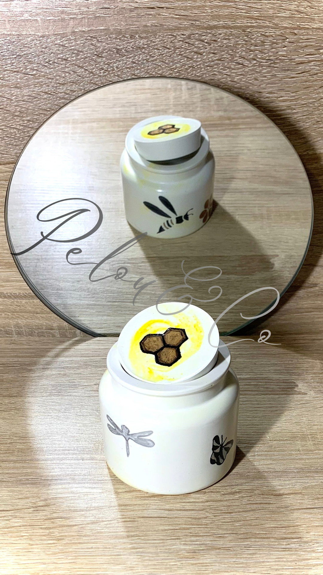 pot artisanal en résine minérale jaune clair avec motifs alvéoles, abeille, libellule et papillon – Pelou&Co été 