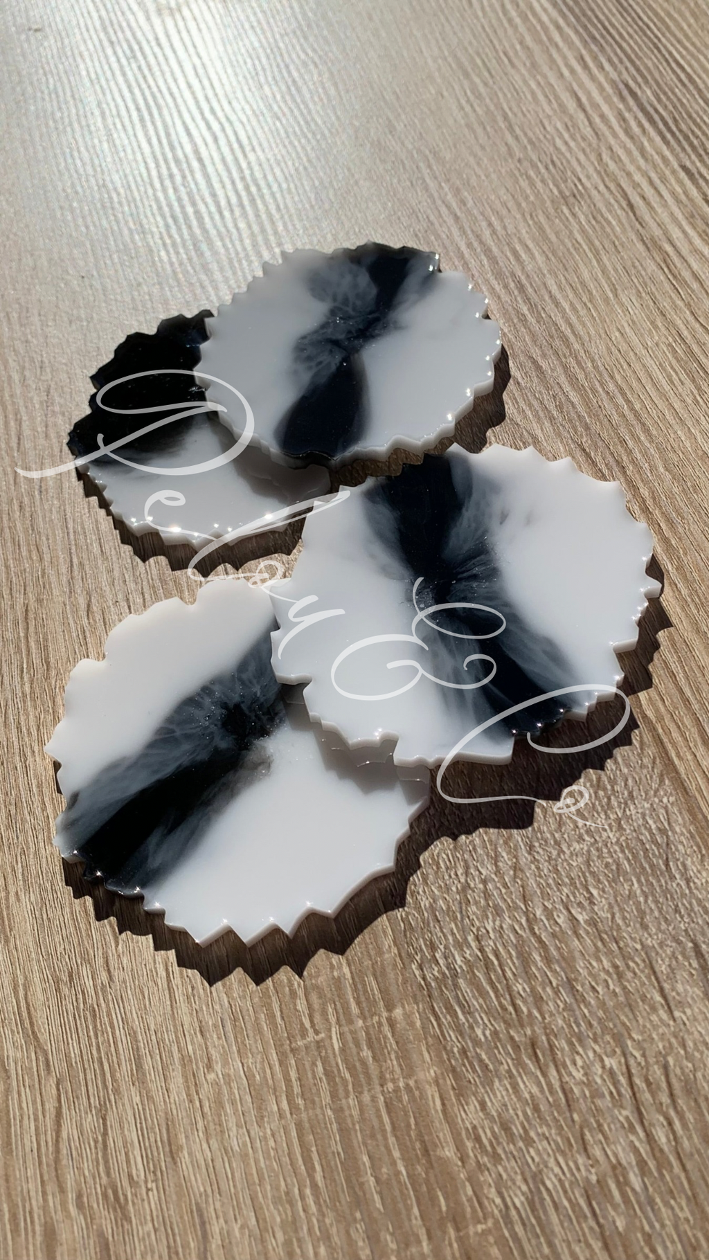 Épaisseur dessous de verres en résine époxy noir et blanc - support inclus