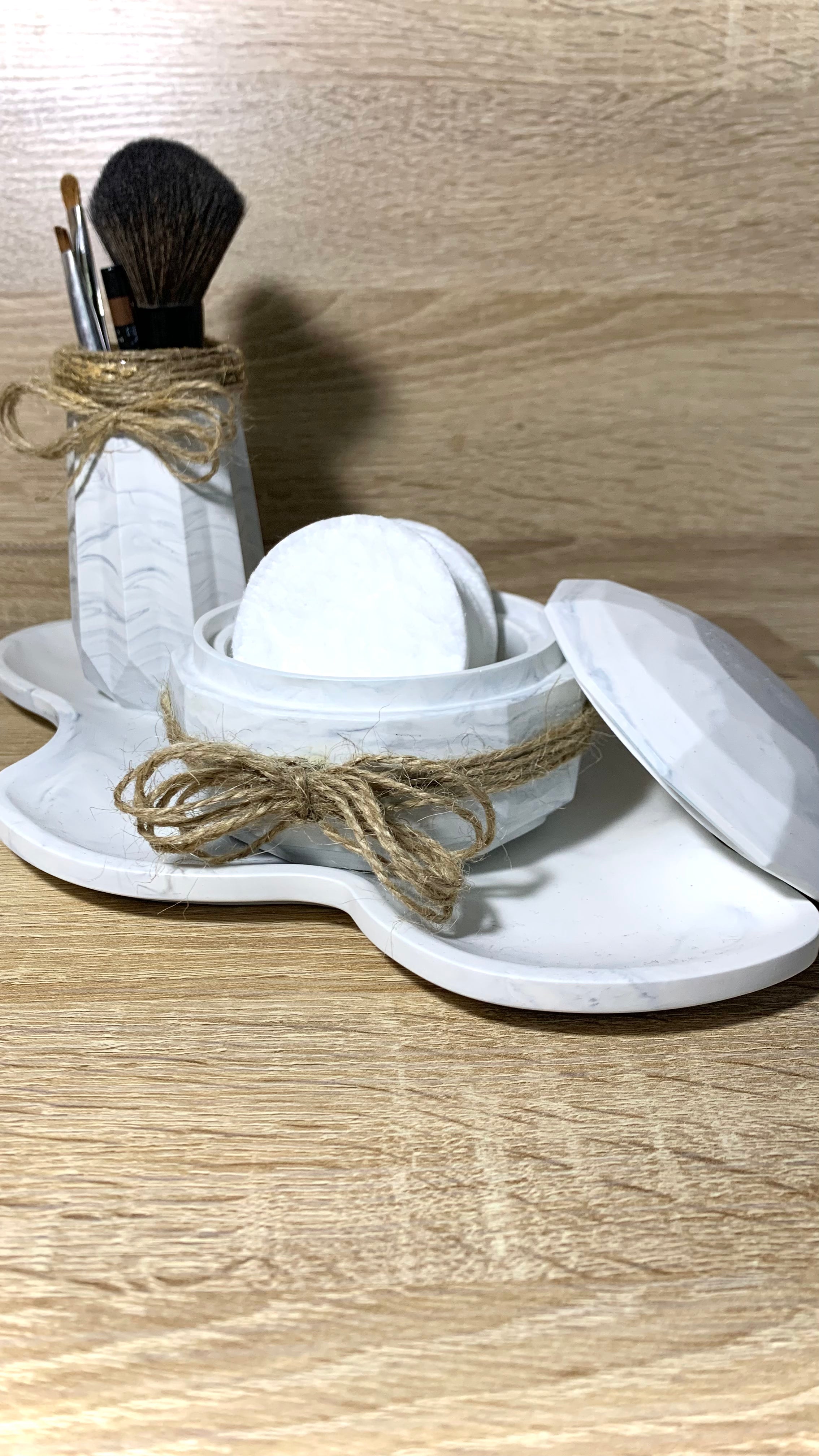 Ensemble plateau ondulé avec pots en situation d’utilisation décorative Pelou&Co