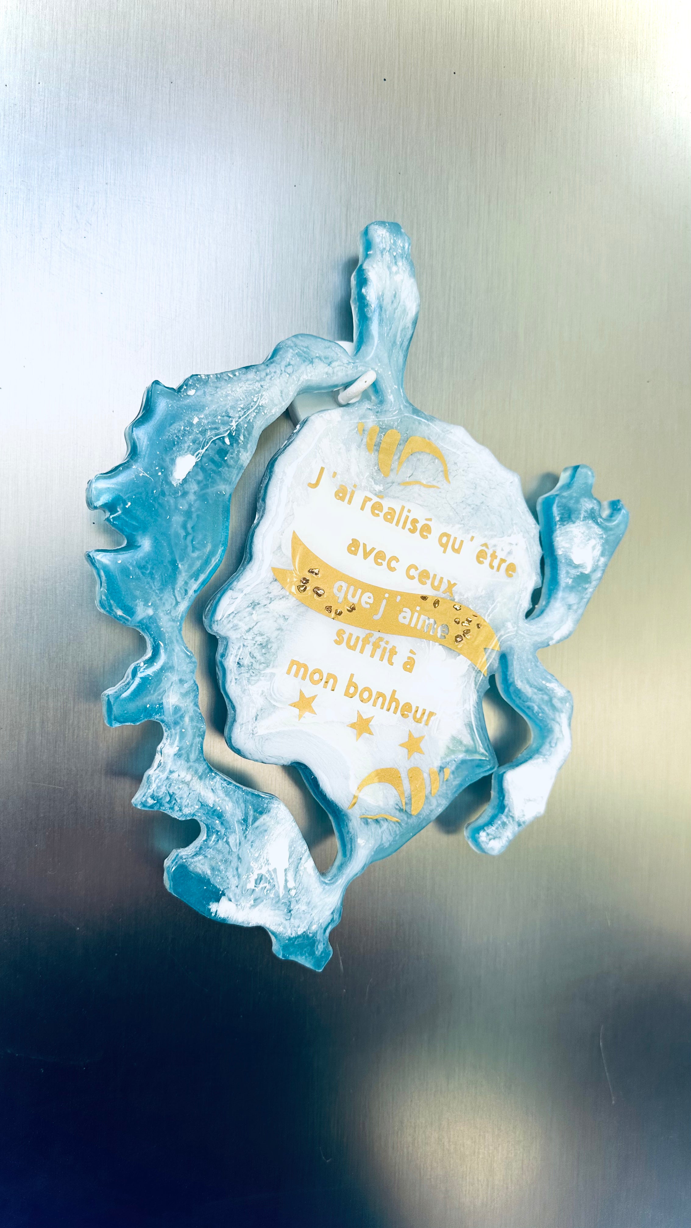 Décoration murale corse et tête de maure effet entre ciel et mer bleu blanc et doré avec un message d’amour en résine époxy. Création artisanale 