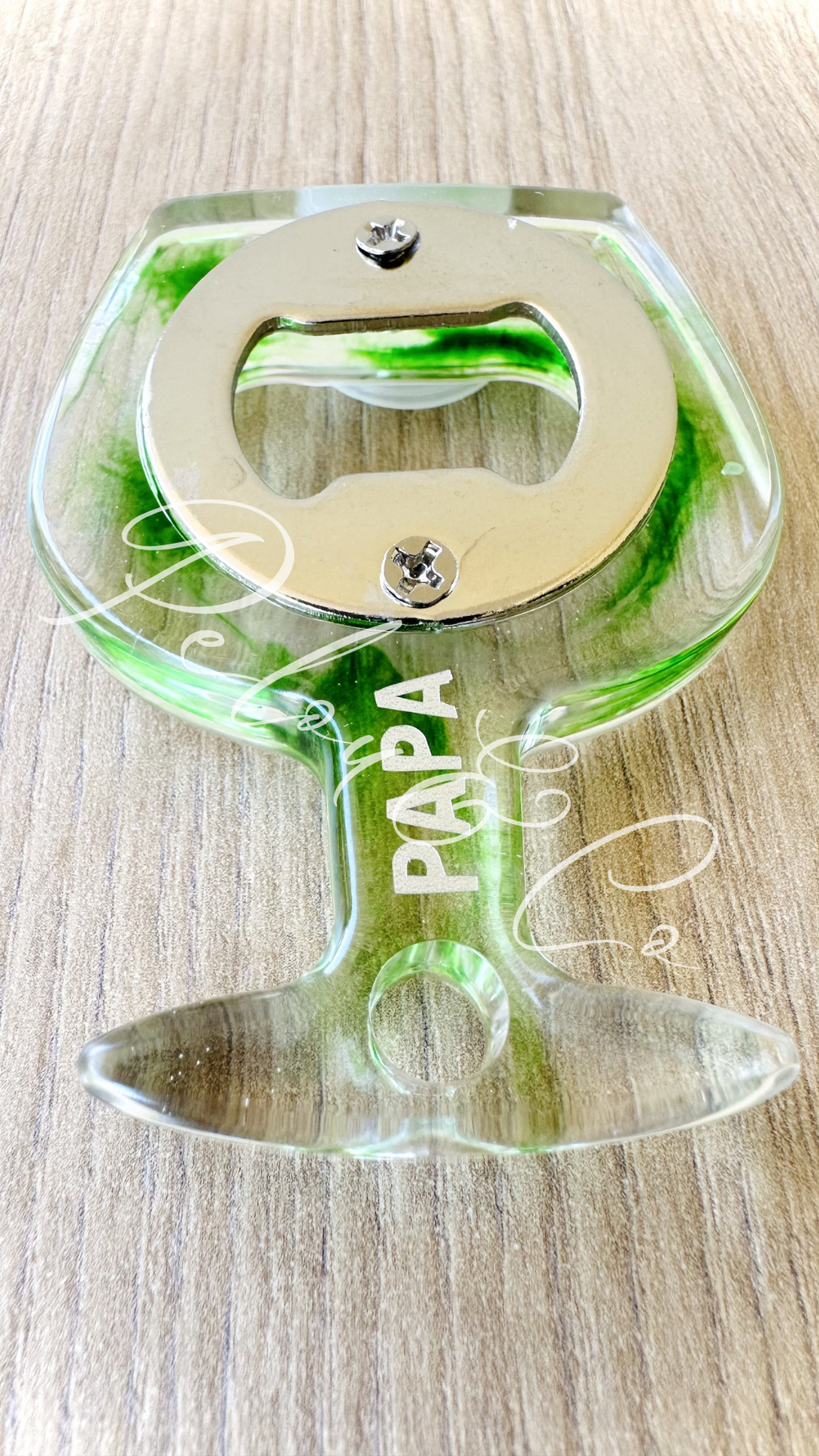 Décapsuleur artisanal vert en résine forme de verre inscription Papa Pelou&Co.