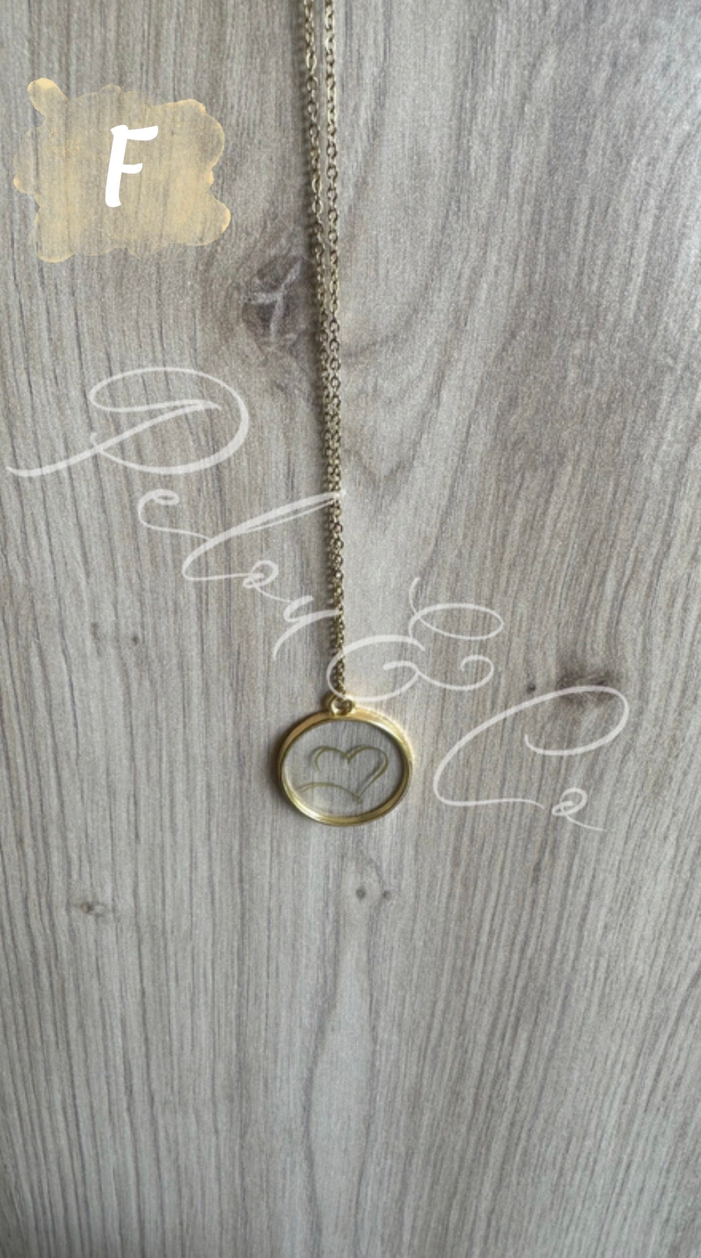 Pendentif et sa chaîne en acier inoxydable doré avec cœur simple