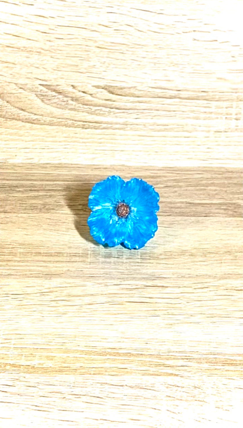 Fleur de pavot en résine époxy bleue avec cœur bronze foncé - décoration artisanale Pelou&Co 